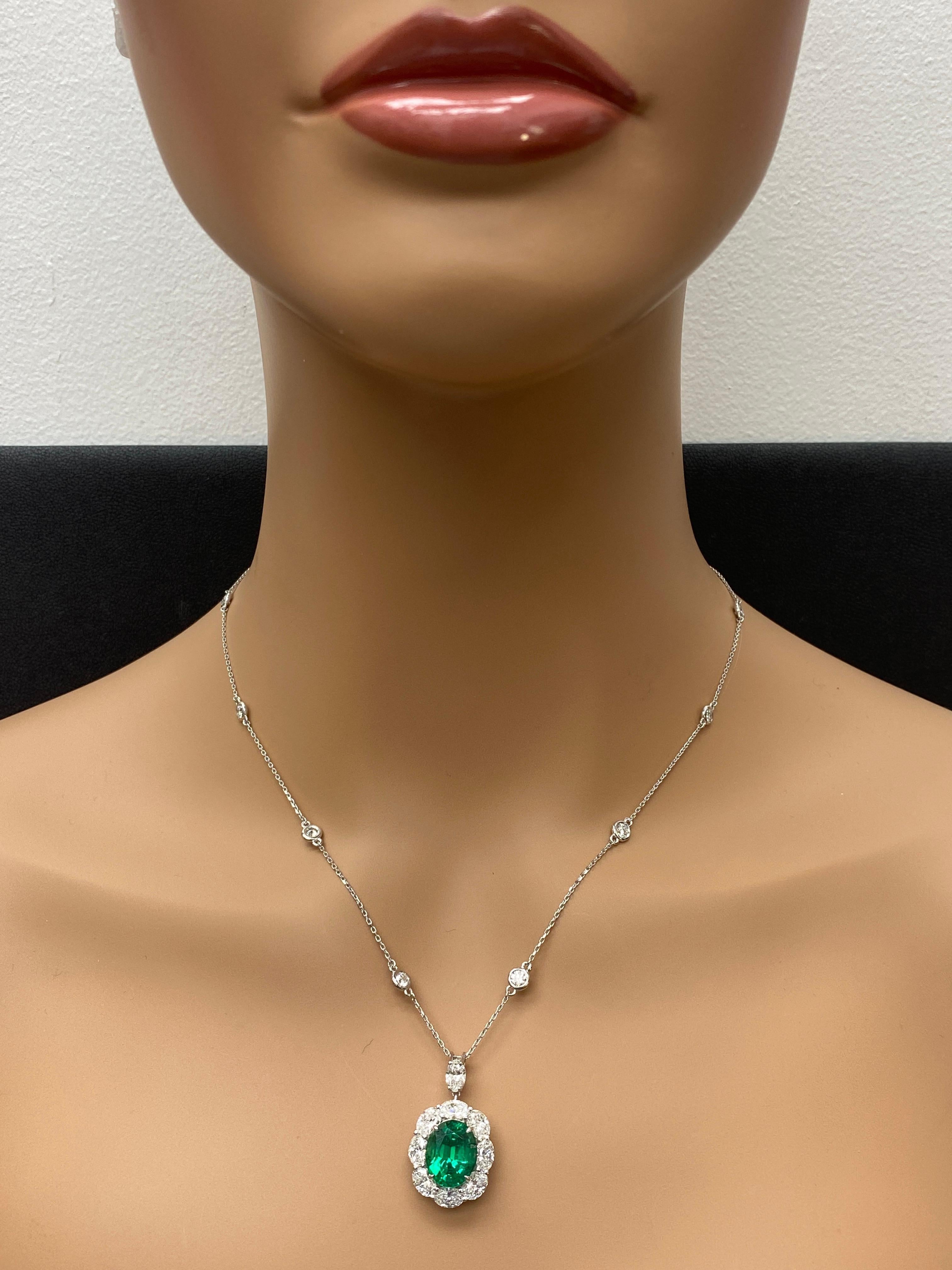 CERTIFICADO 4.31 Quilates Esmeralda talla oval y Diamante Collar Gota en Oro Blanco 18K en venta 7