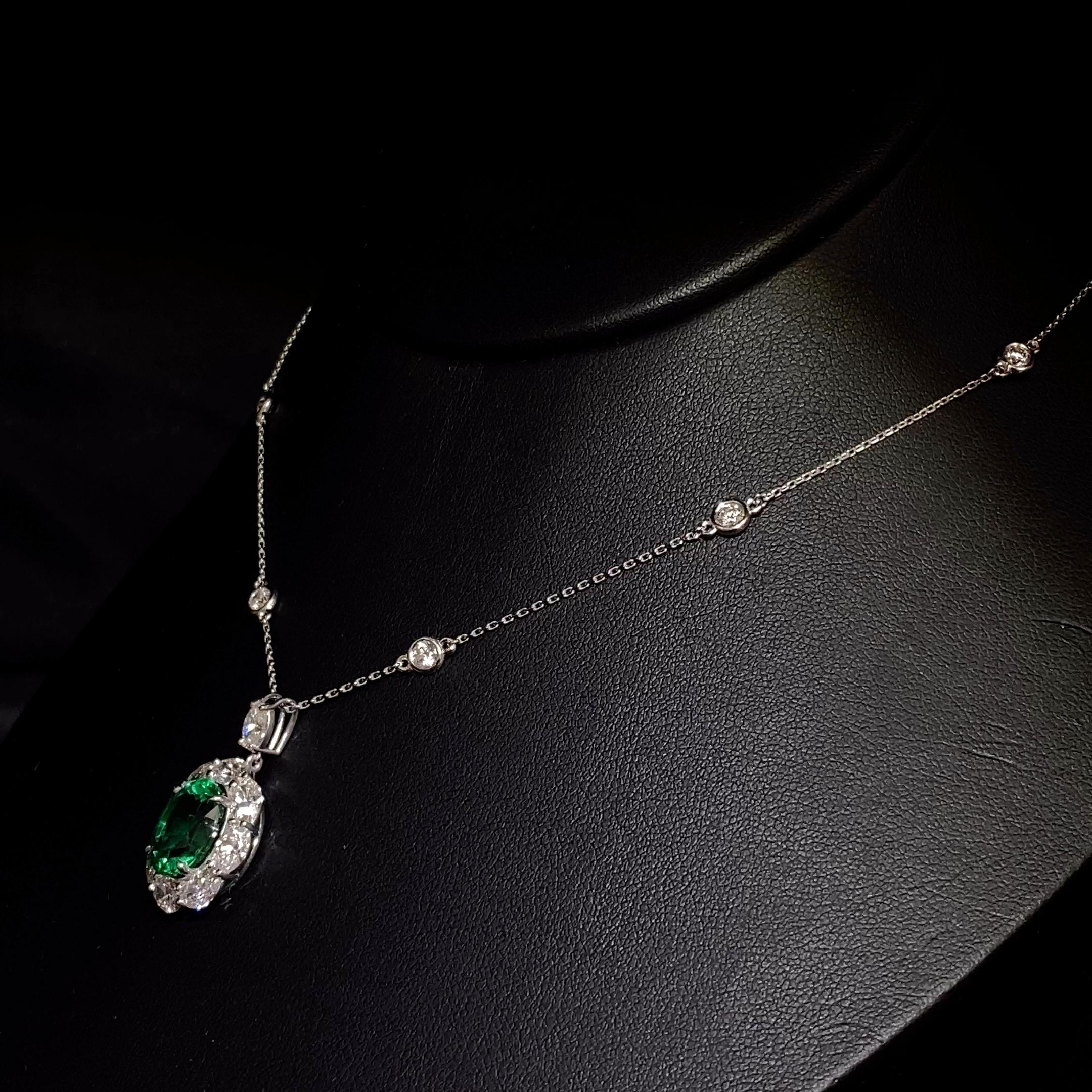 CERTIFICADO 4.31 Quilates Esmeralda talla oval y Diamante Collar Gota en Oro Blanco 18K Art Decó en venta