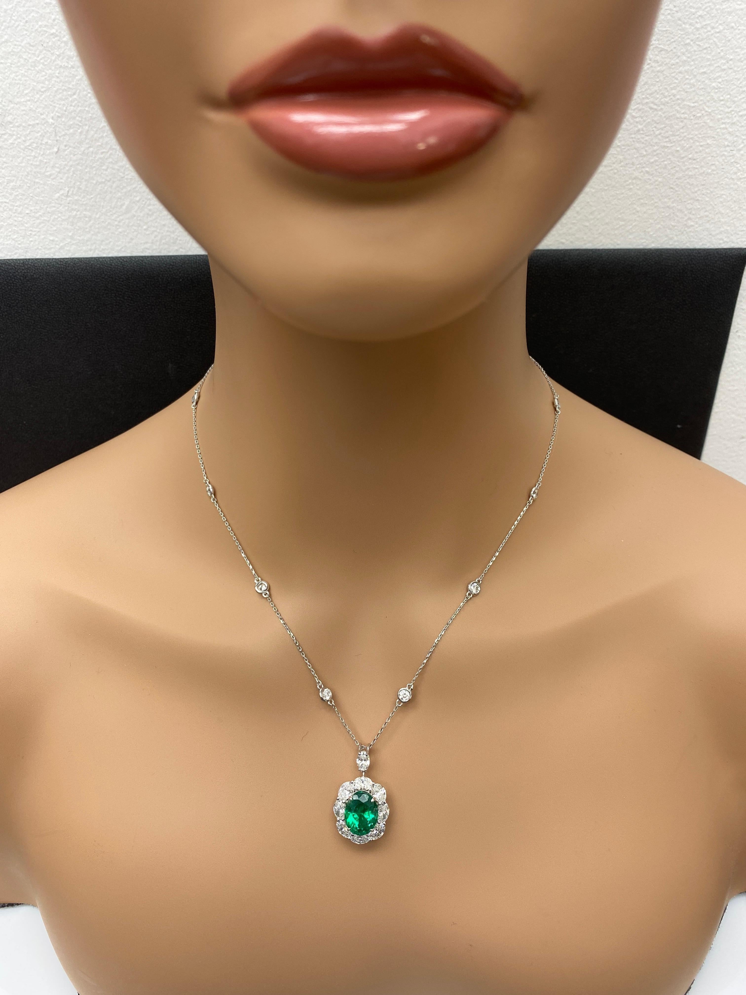 CERTIFICADO 4.31 Quilates Esmeralda talla oval y Diamante Collar Gota en Oro Blanco 18K en venta 1