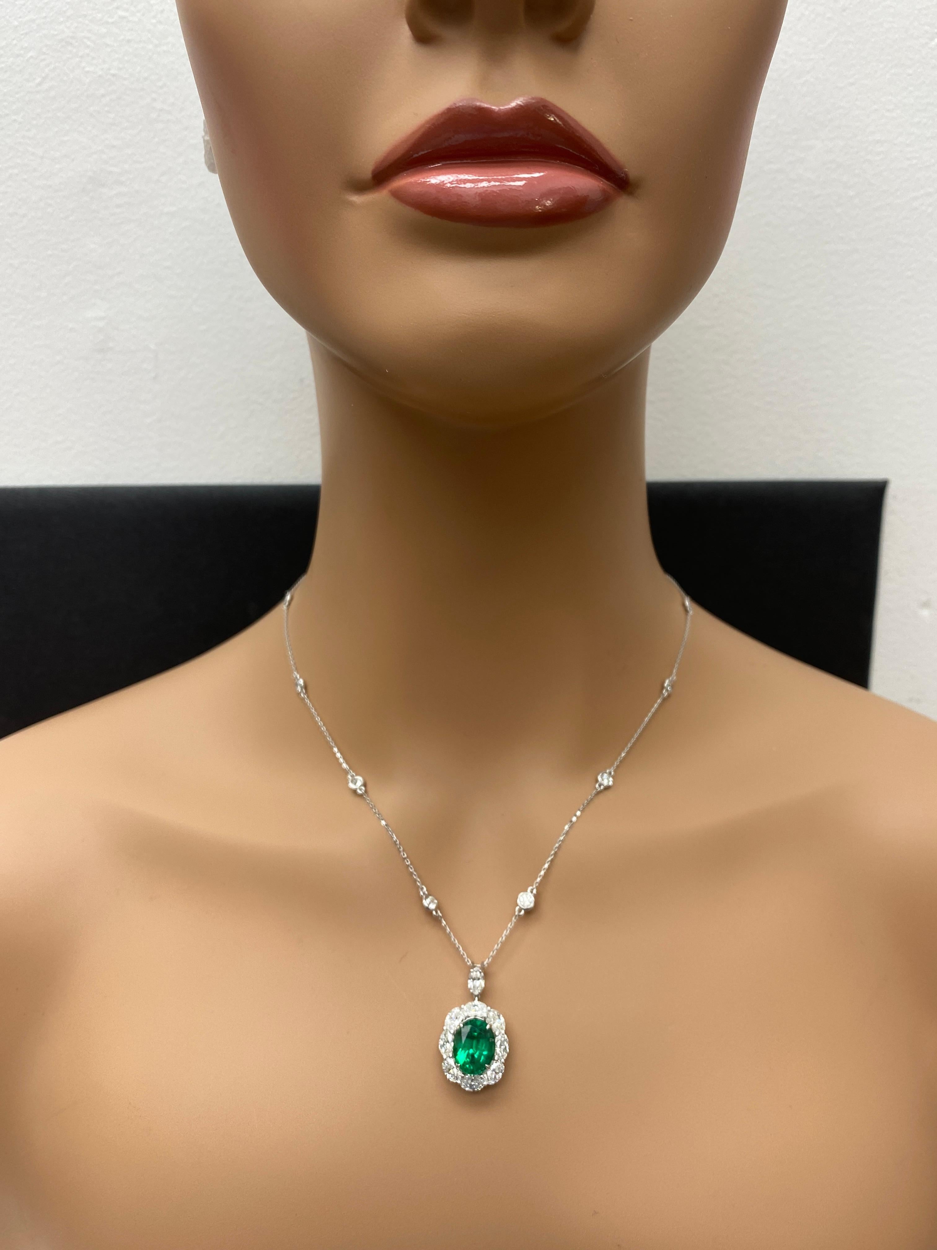CERTIFICADO 4.31 Quilates Esmeralda talla oval y Diamante Collar Gota en Oro Blanco 18K en venta 2