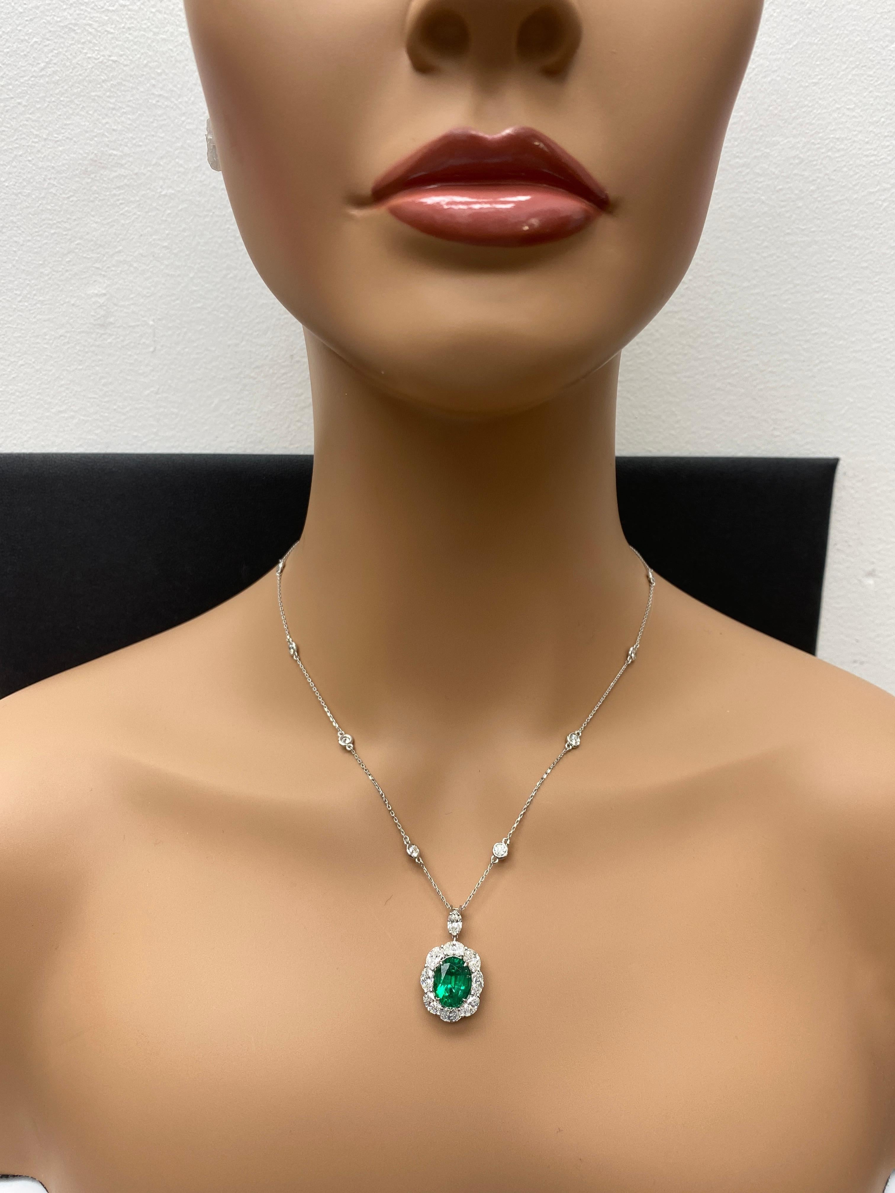 CERTIFICADO 4.31 Quilates Esmeralda talla oval y Diamante Collar Gota en Oro Blanco 18K en venta 3
