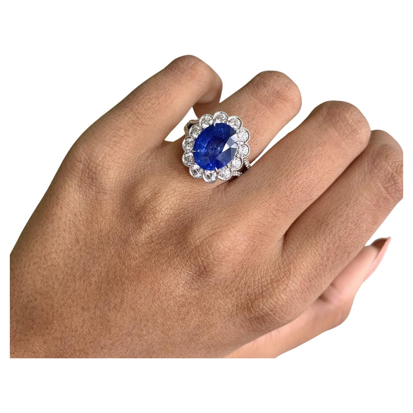 Bague saphir bleu et diamant, un symbole de beauté intemporelle et de savoir-faire impeccable.

La bague est présentée en gros plan, mettant en valeur l'éclat du saphir bleu de 4,32 carats, de forme ovale, qui brille d'une teinte bleu roi.

Au cœur