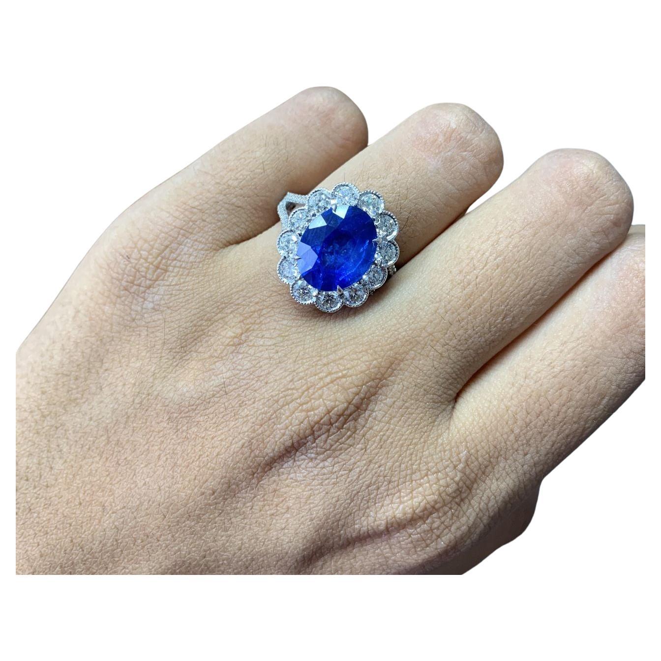 Taille ovale Bague avec saphir bleu de Ceylan certifié 4.32 carats  en vente