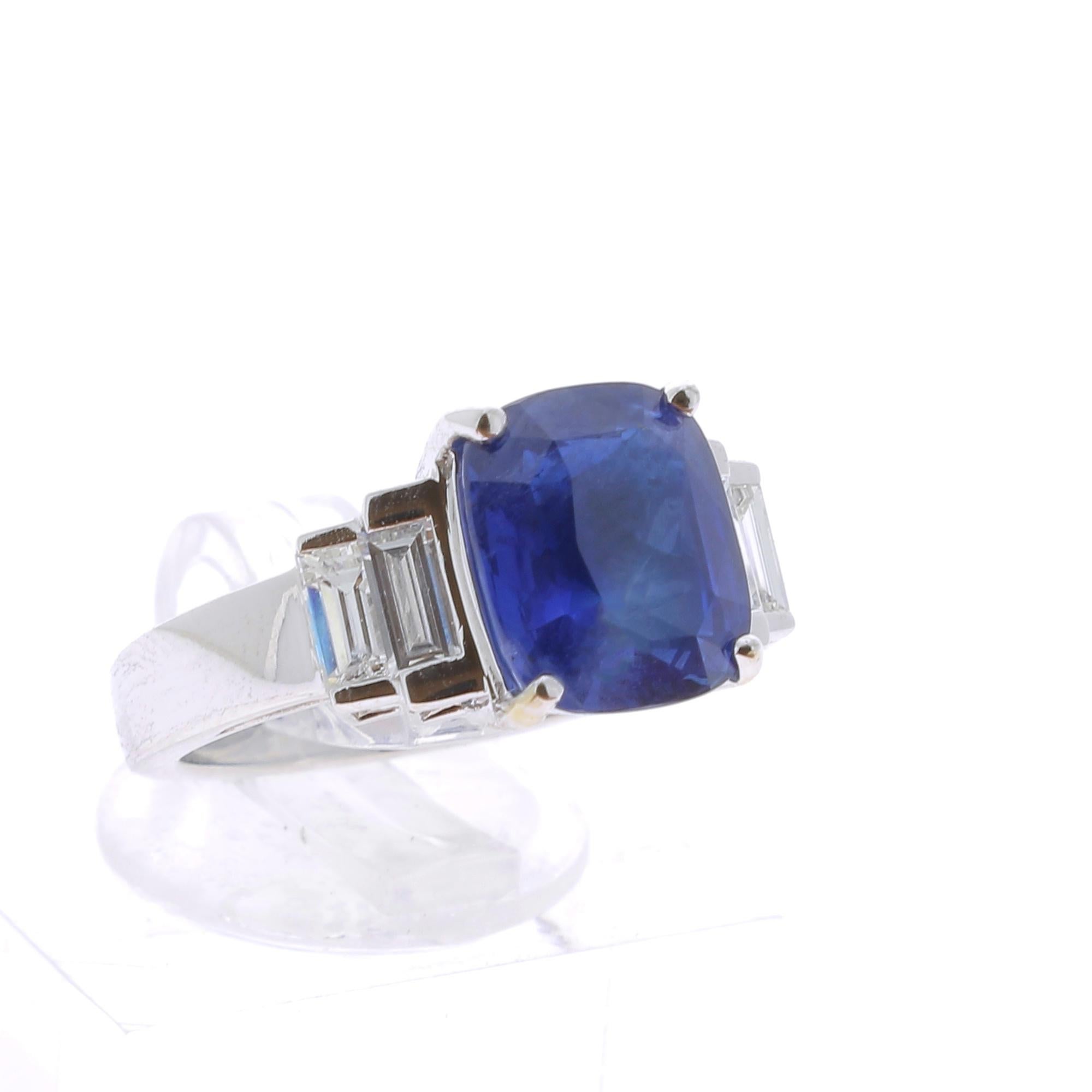A Ceylon Sapphire Ring, flanked on each side by 2 Baguette Diamond.
The total weight of the Sri Lanka Sapphire 