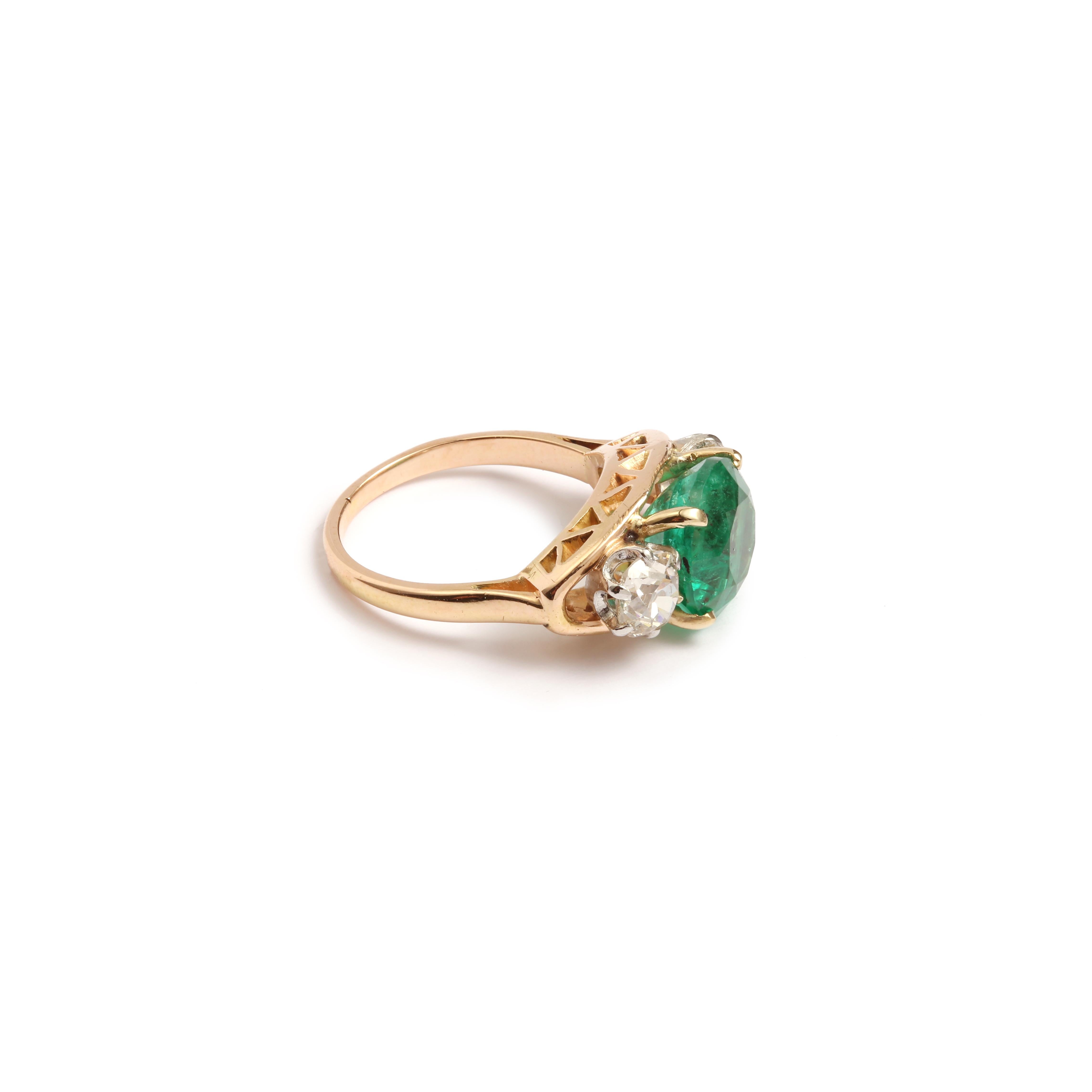 Ring set with a round cut Ethiopian emerald surrounded by two cushion cut diamonds.

Weight of the emerald : 4.35 carats

With Gem Paris certificate, specifying Natural Emerald, moderate oil impregnation, origin Ethiopia.

Total estimated weight of