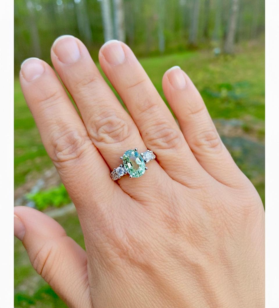 Contemporaneo Anello di fidanzamento certificato con zaffiro fine e diamante non trattato da 4,38 carati 18 carati in vendita