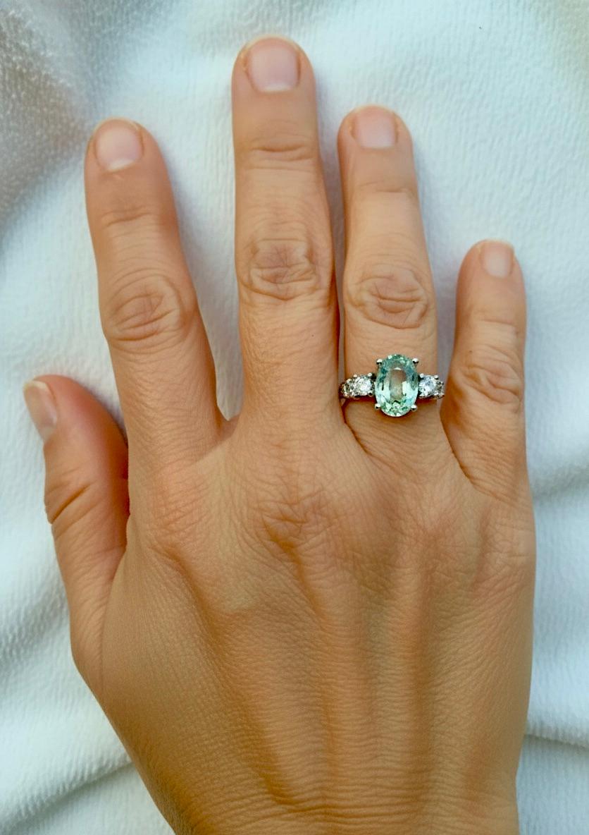 Taglio ovale Anello di fidanzamento certificato con zaffiro fine e diamante non trattato da 4,38 carati 18 carati in vendita