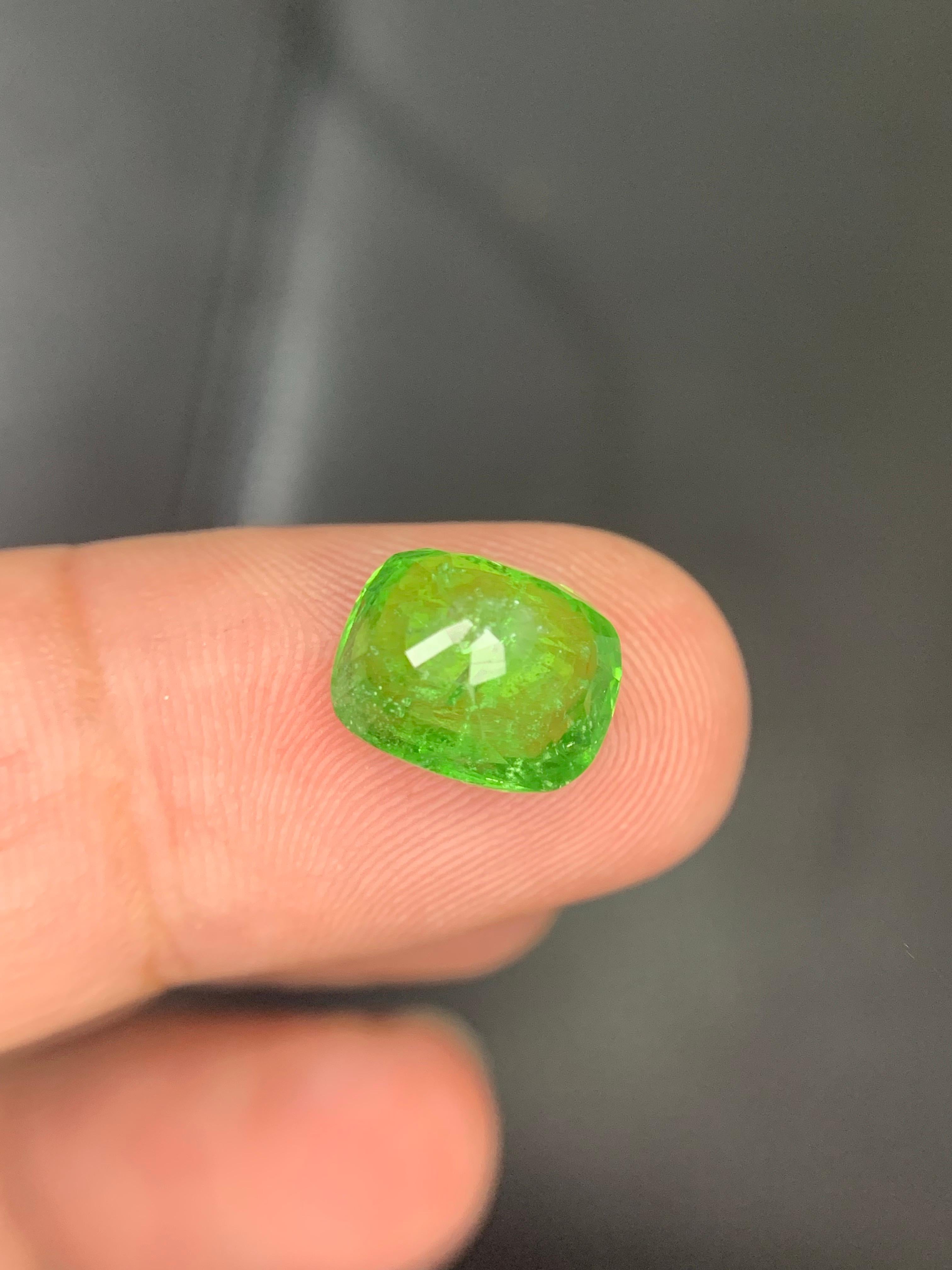 Certified 4.41 Carat Natural Loose Tsavorite Garnet Cushion Cut Gemstone in vendita 4