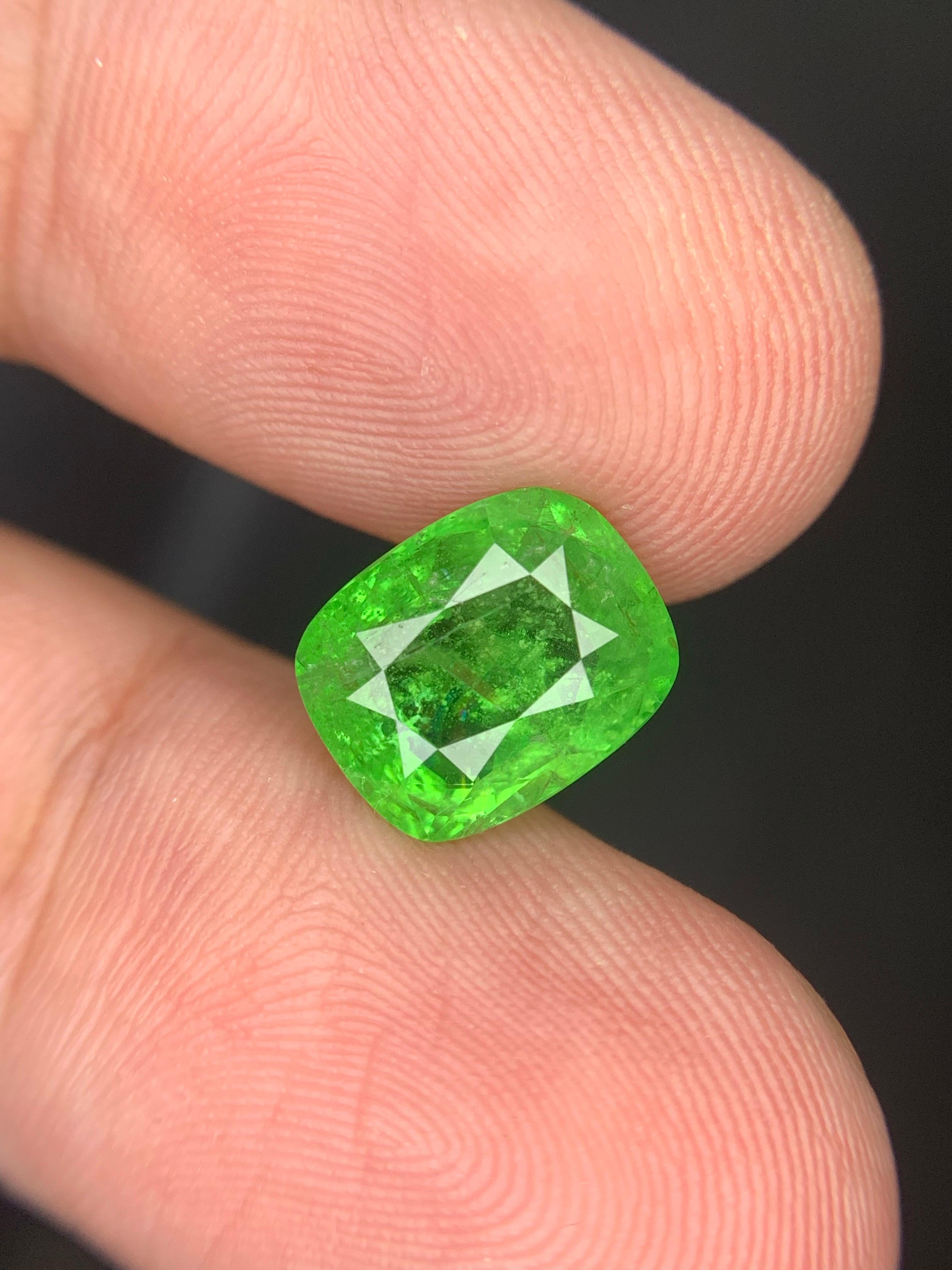 Certified 4.41 Carat Natural Loose Tsavorite Garnet Cushion Cut Gemstone in vendita 5