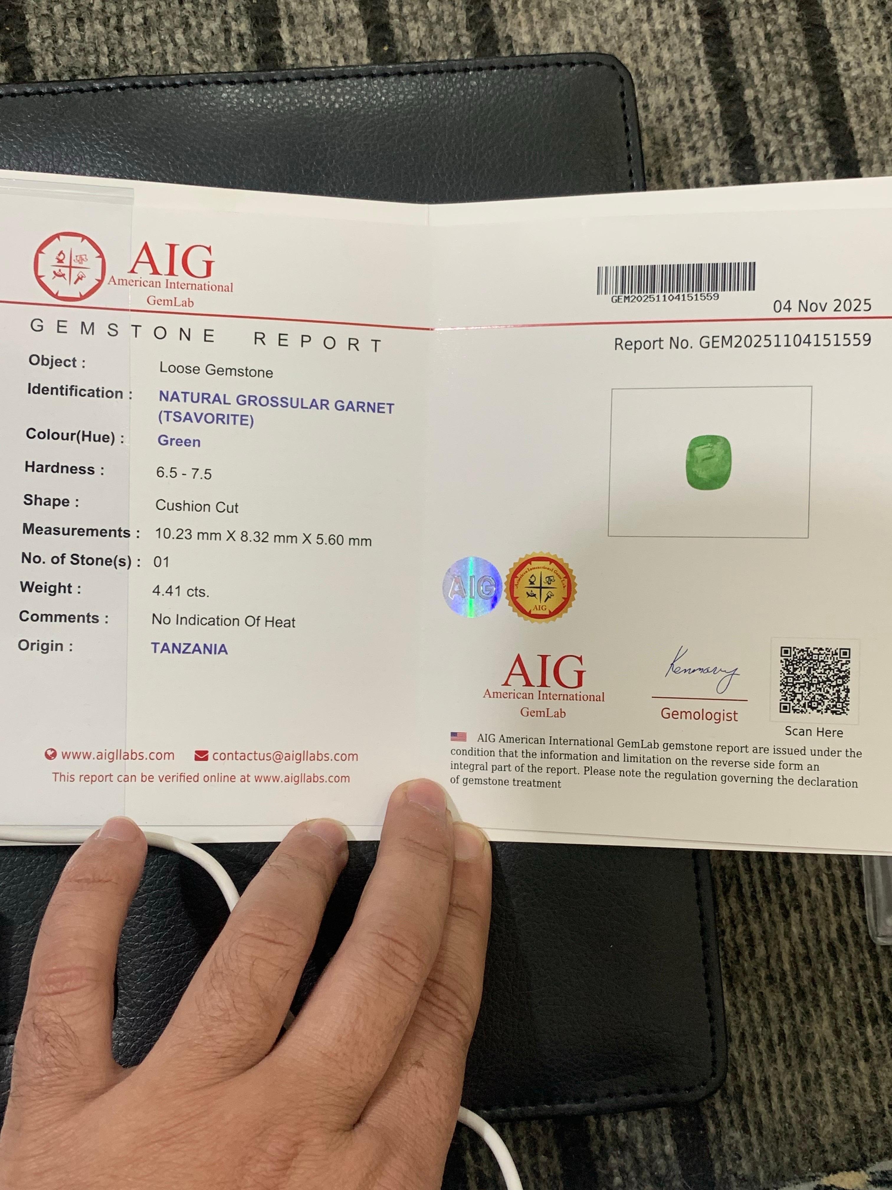 Certified 4.41 Carat Natural Loose Tsavorite Garnet Cushion Cut Gemstone in vendita 7