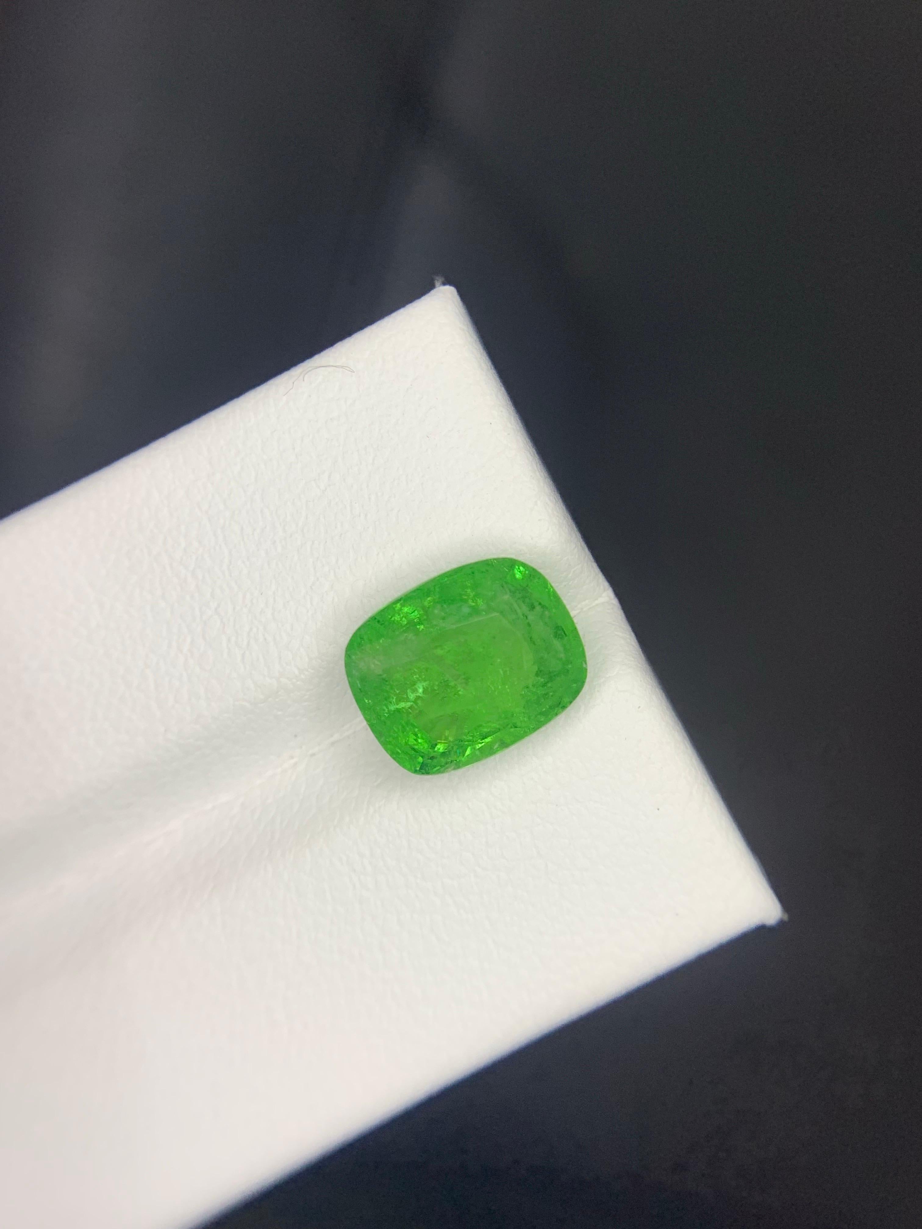 Certified 4.41 Carat Natural Loose Tsavorite Garnet Cushion Cut Gemstone In condizioni Nuovo in vendita a Peshawar, PK