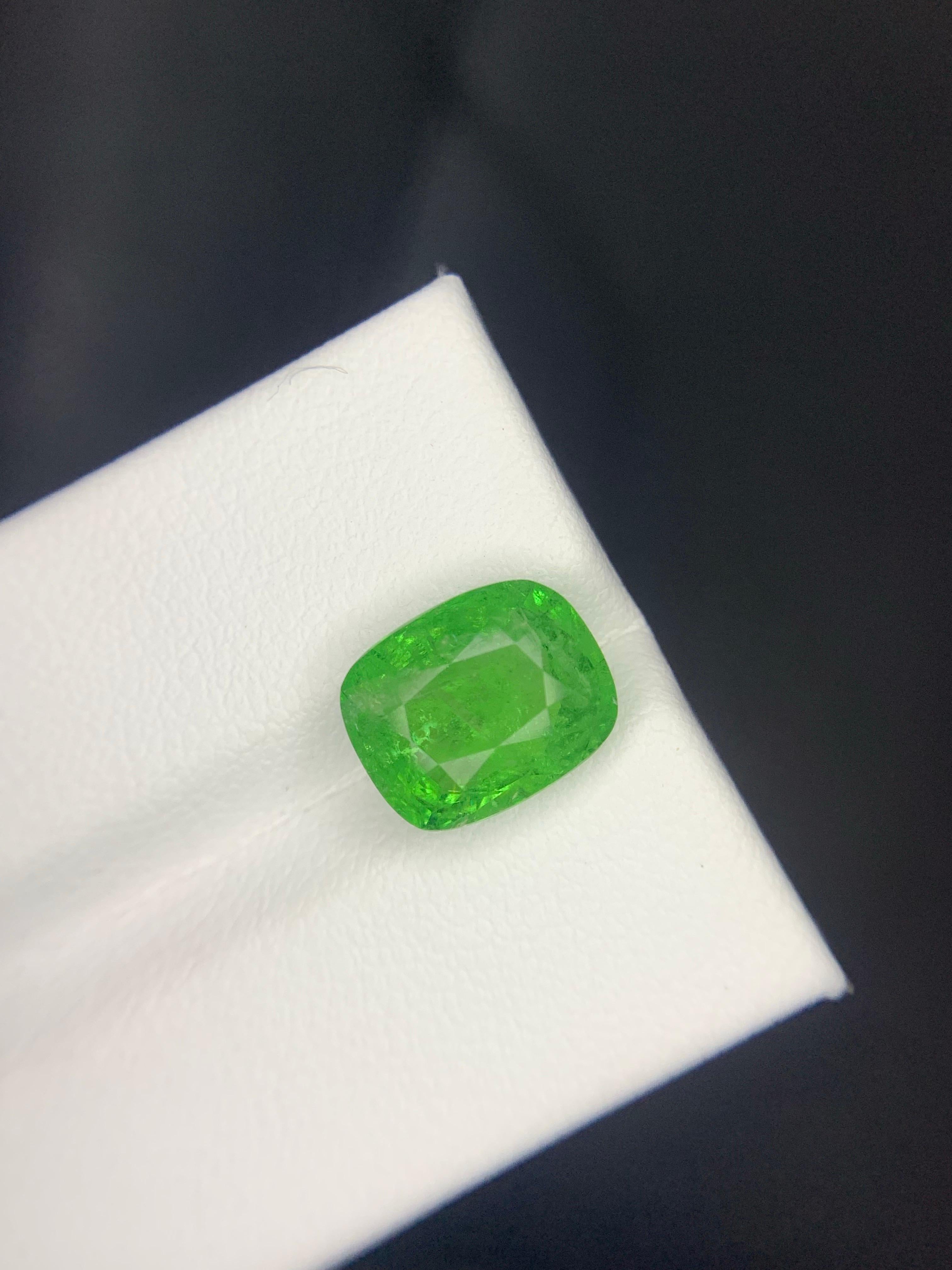 da uomo o donna Certified 4.41 Carat Natural Loose Tsavorite Garnet Cushion Cut Gemstone in vendita