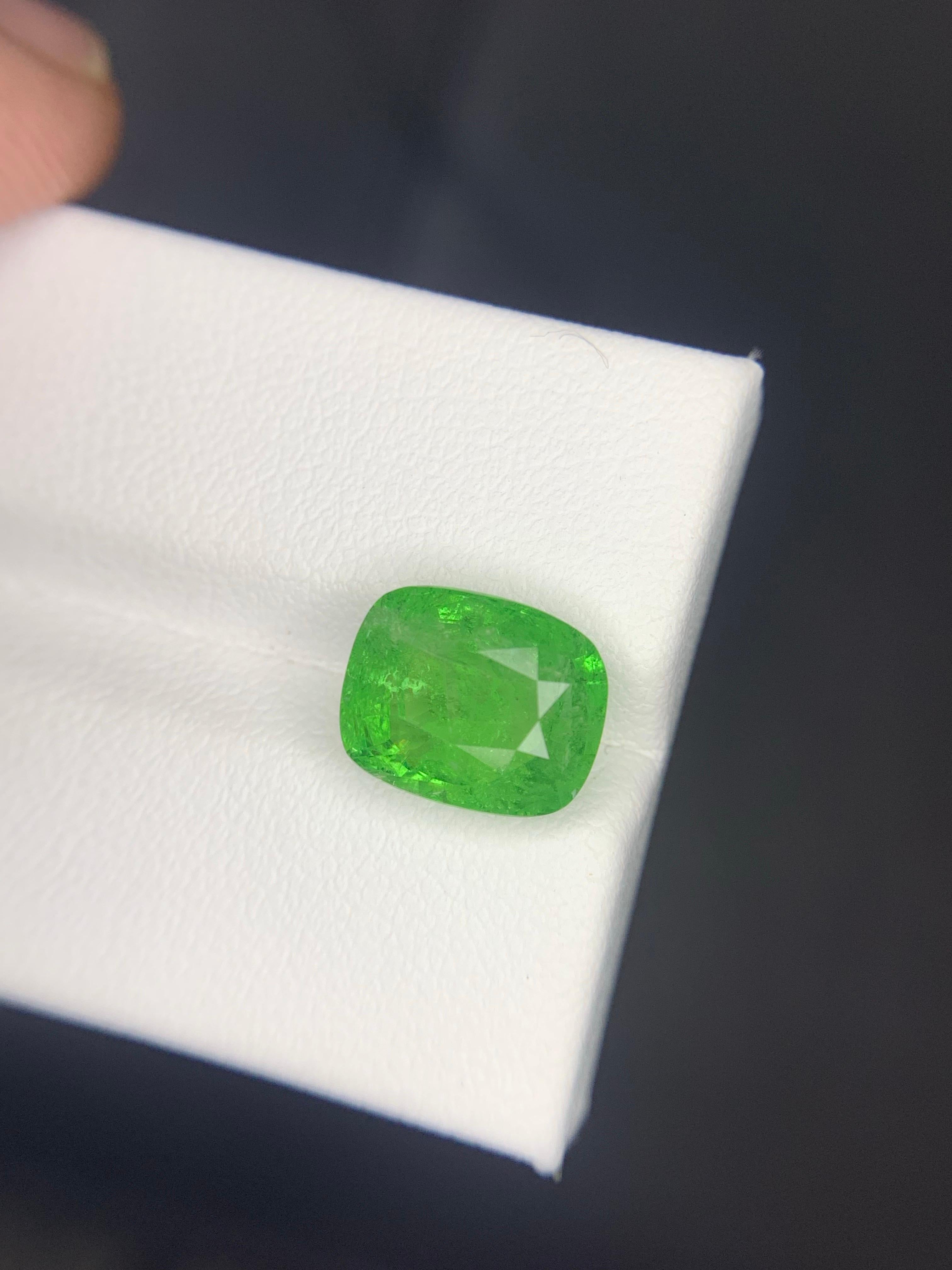 Certified 4.41 Carat Natural Loose Tsavorite Garnet Cushion Cut Gemstone in vendita 1