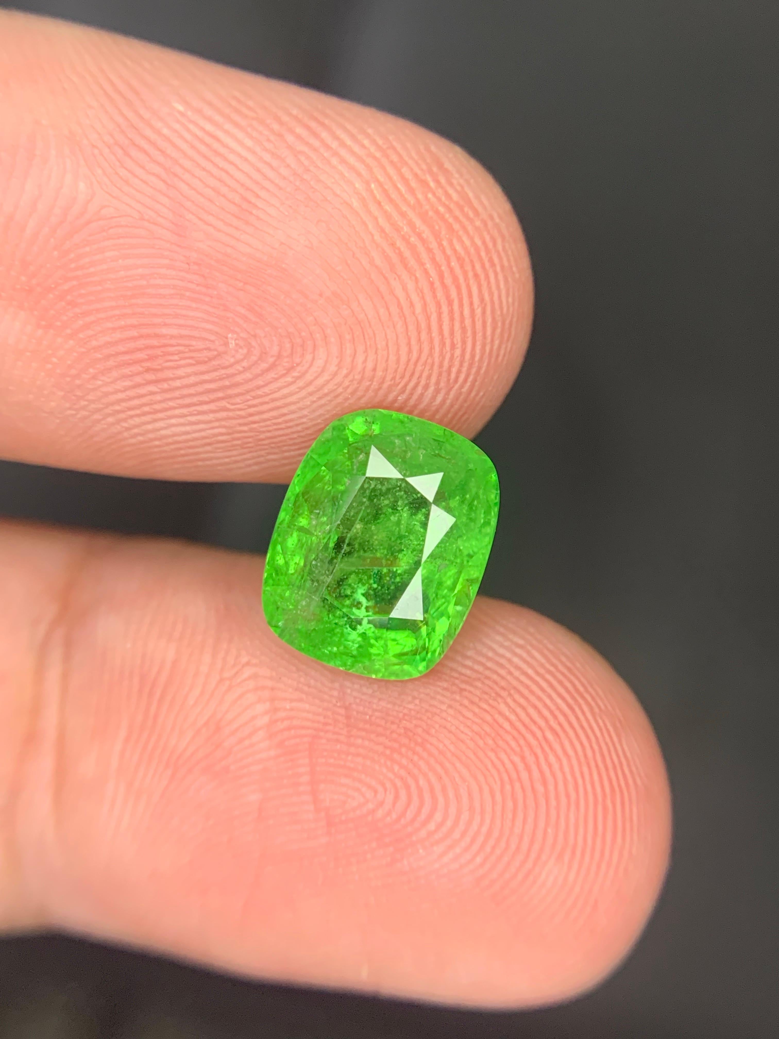 Certified 4.41 Carat Natural Loose Tsavorite Garnet Cushion Cut Gemstone in vendita 2