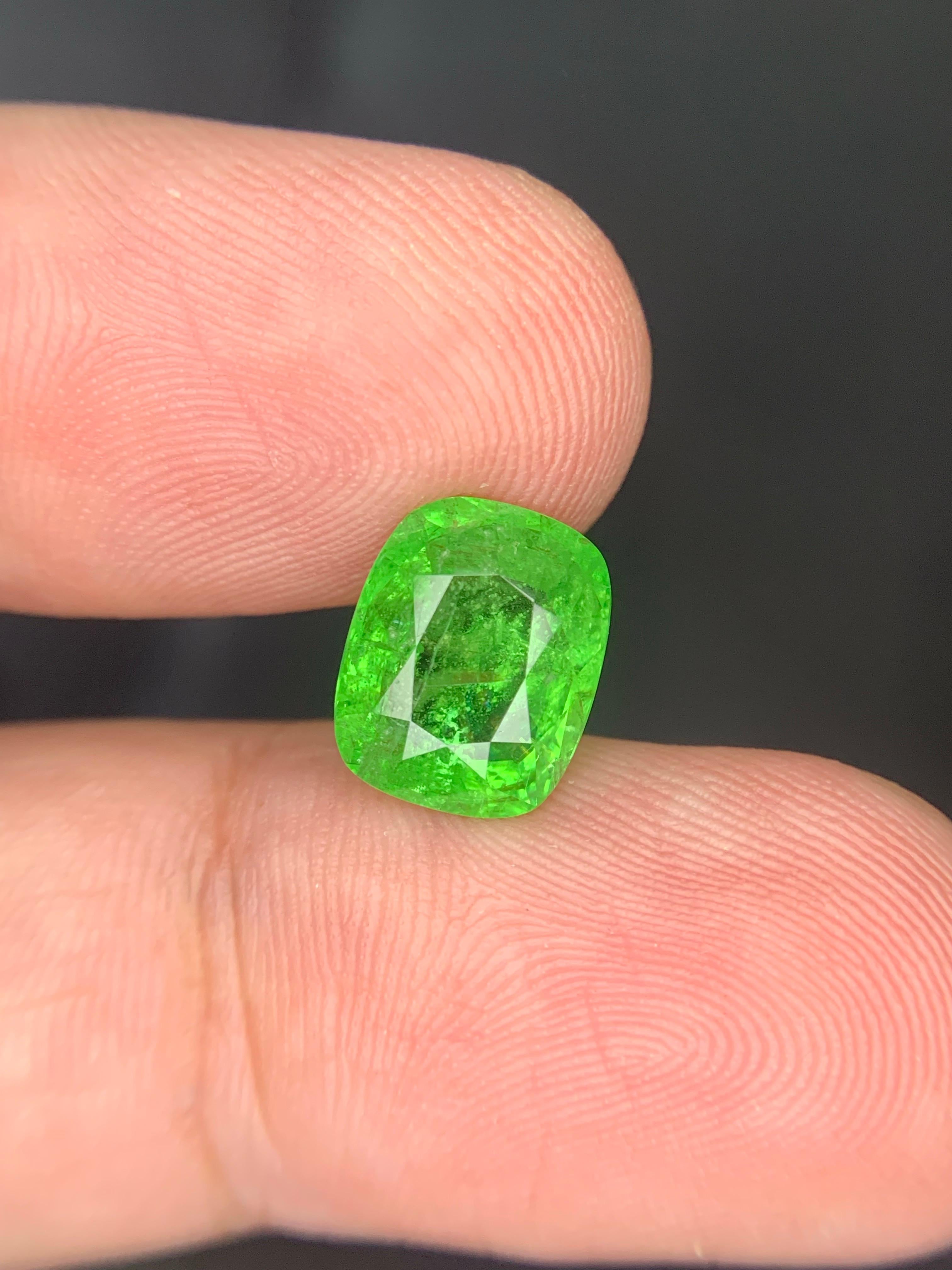 Certified 4.41 Carat Natural Loose Tsavorite Garnet Cushion Cut Gemstone in vendita 3