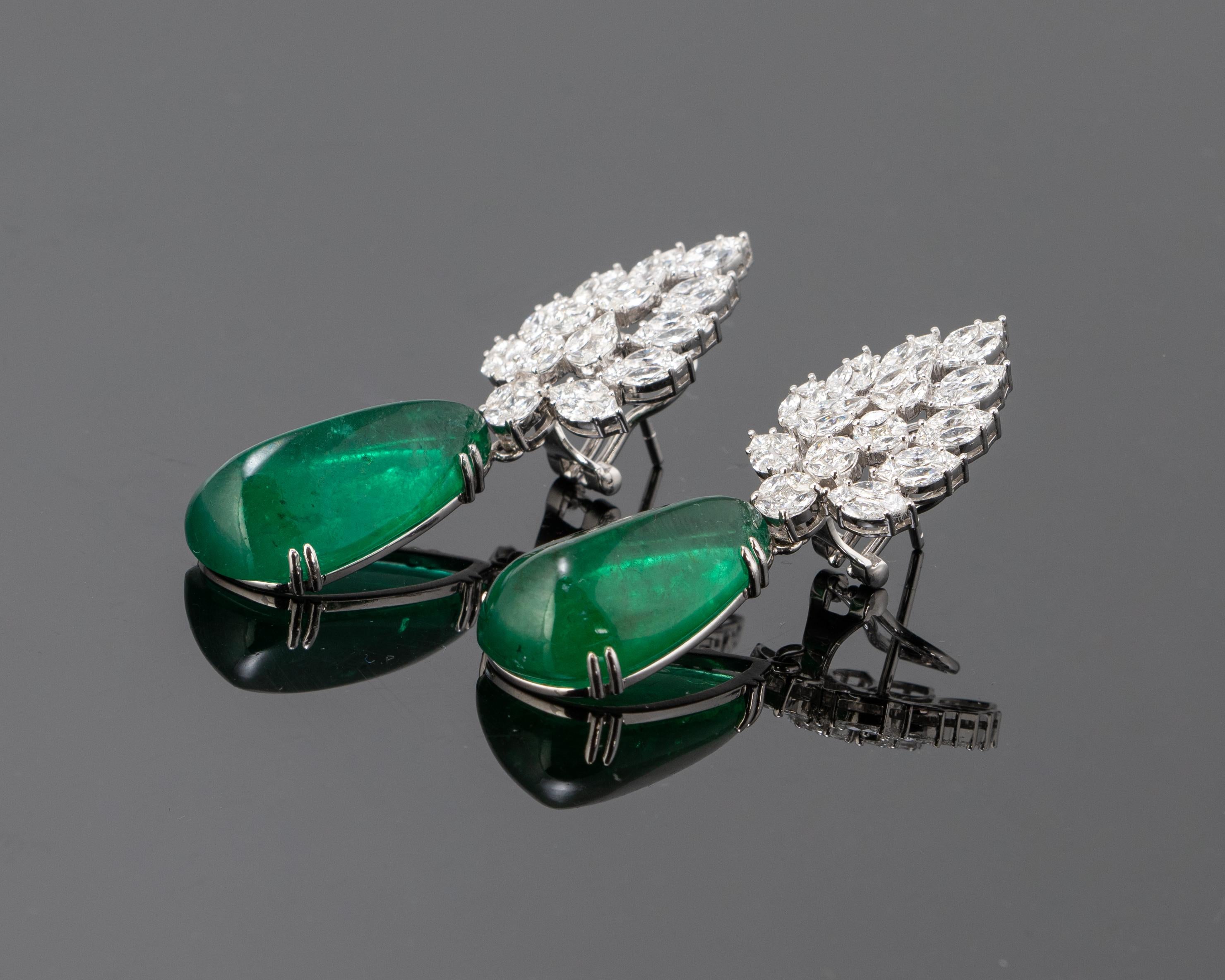 Zertifizierte 44,34 Karat birnenförmige Smaragd- und Diamant-Tropfen-Ohrringe aus 18 Karat Gold (Moderne)