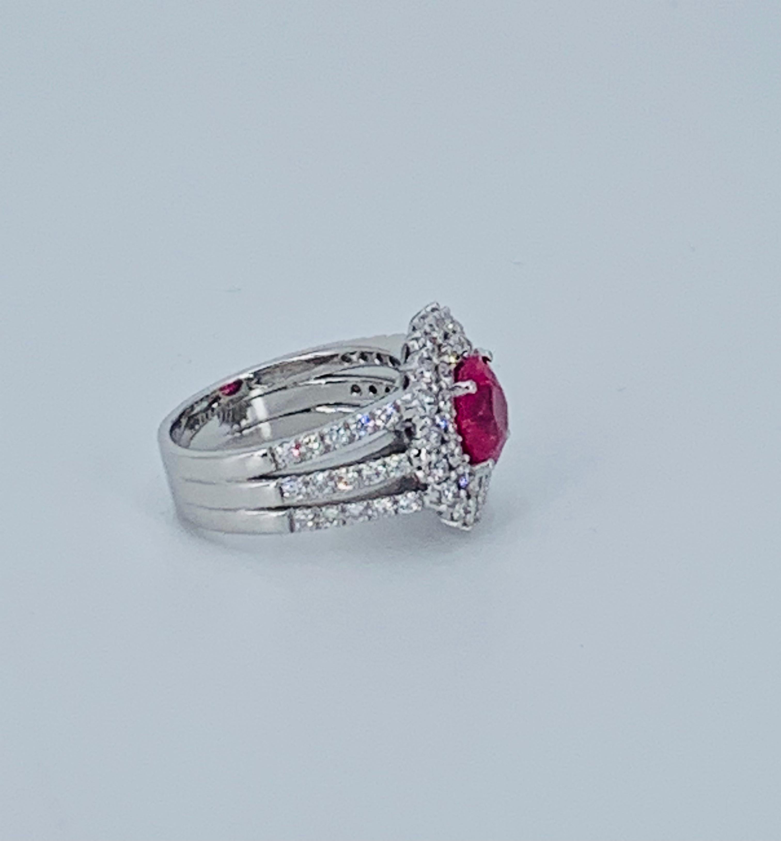 Contemporain Bague cocktail contemporaine en rubis et halo de diamants de 4,45 carats en vente