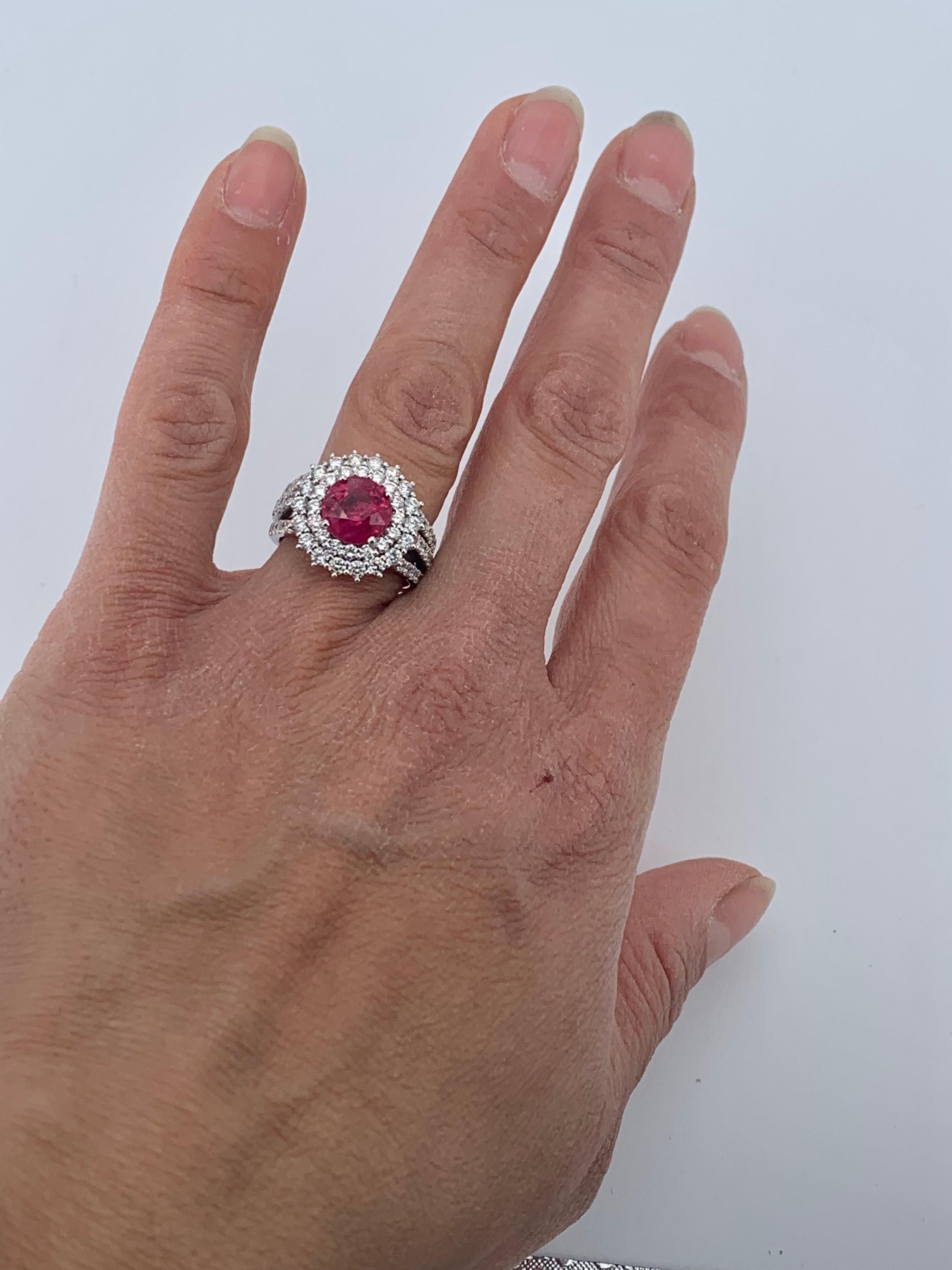 Taille ronde Bague cocktail contemporaine en rubis et halo de diamants de 4,45 carats en vente