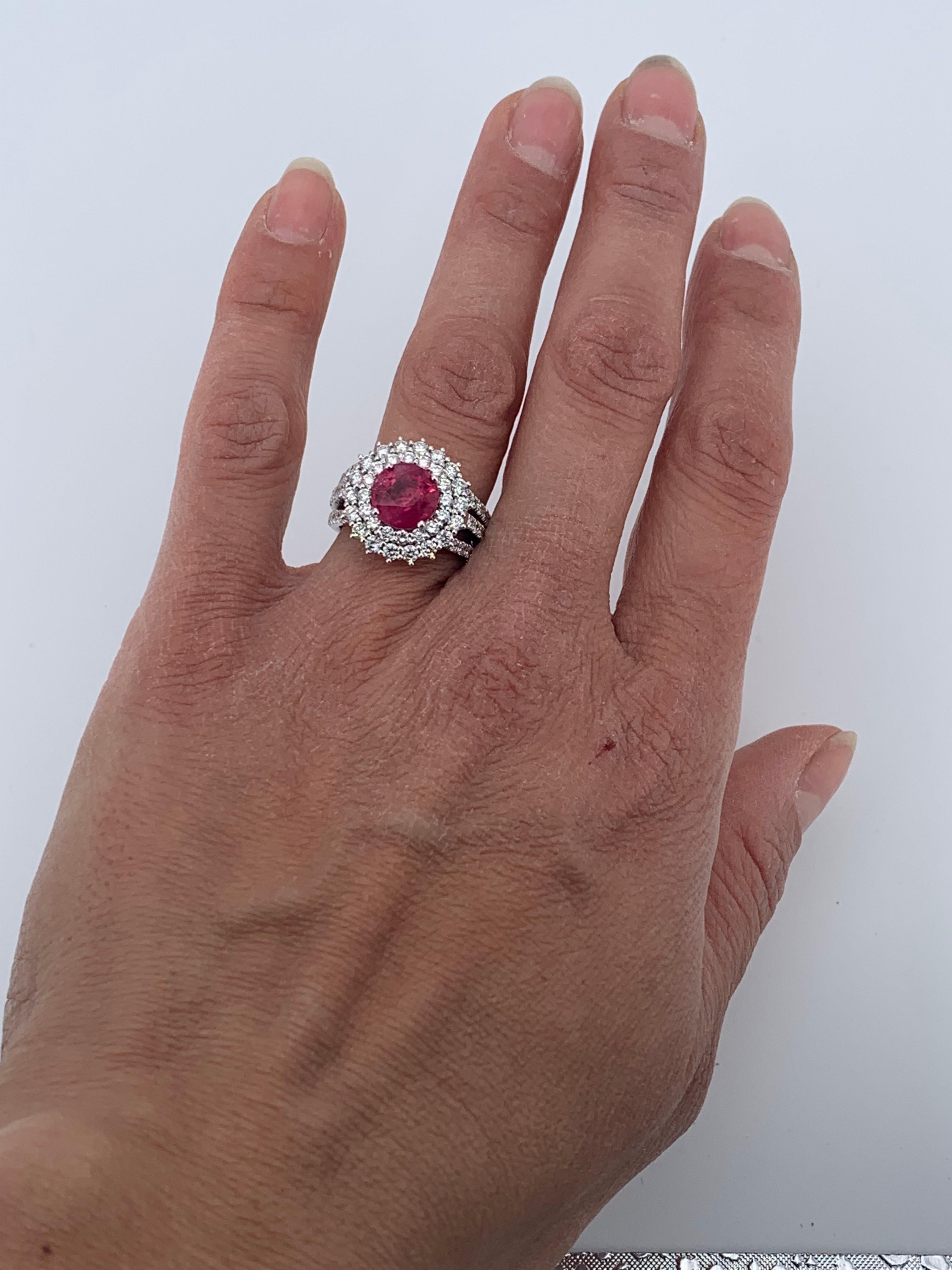 Bague cocktail contemporaine en rubis et halo de diamants de 4,45 carats Neuf - En vente à Florence, IT