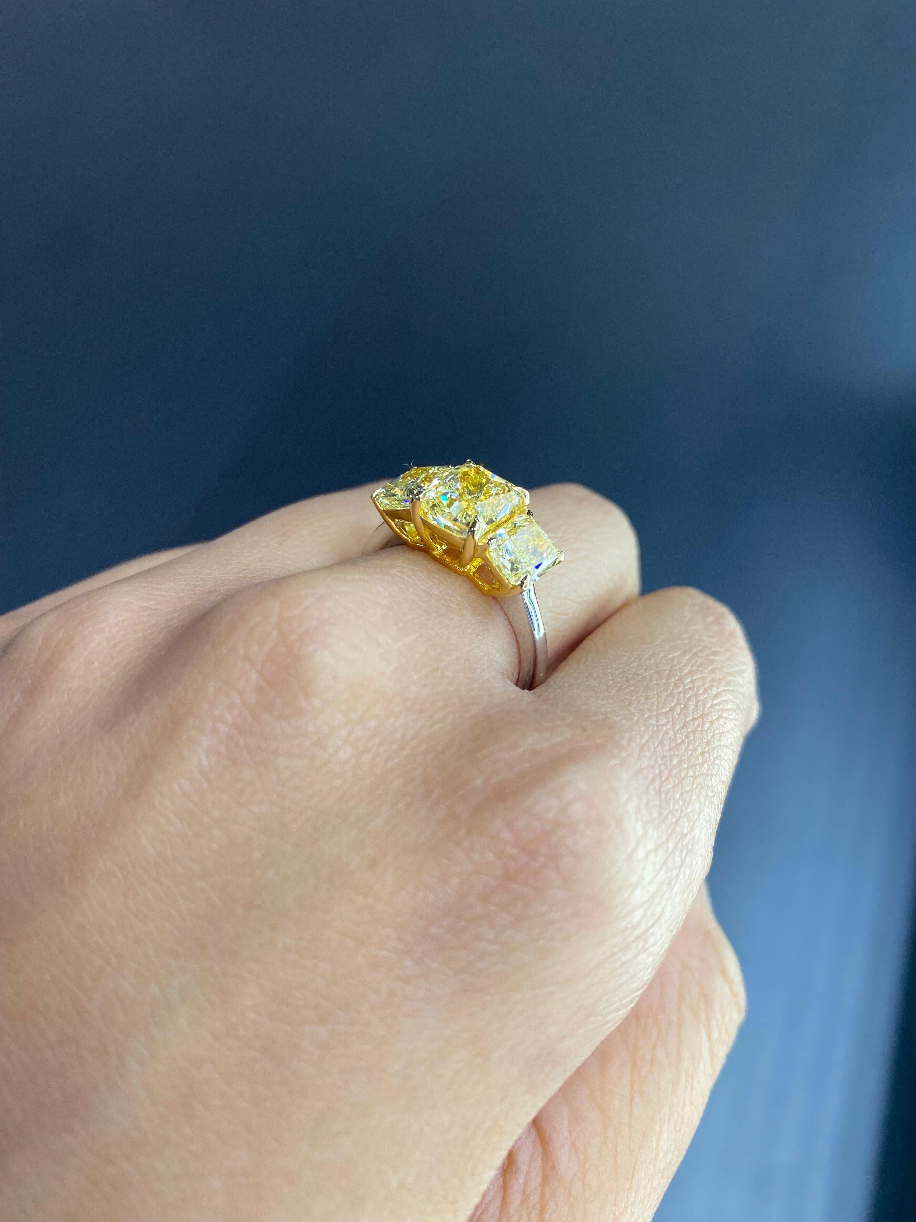 Moderne Bague de fiançailles à trois pierres en diamant jaune coussin de 4,51 carats certifié en vente