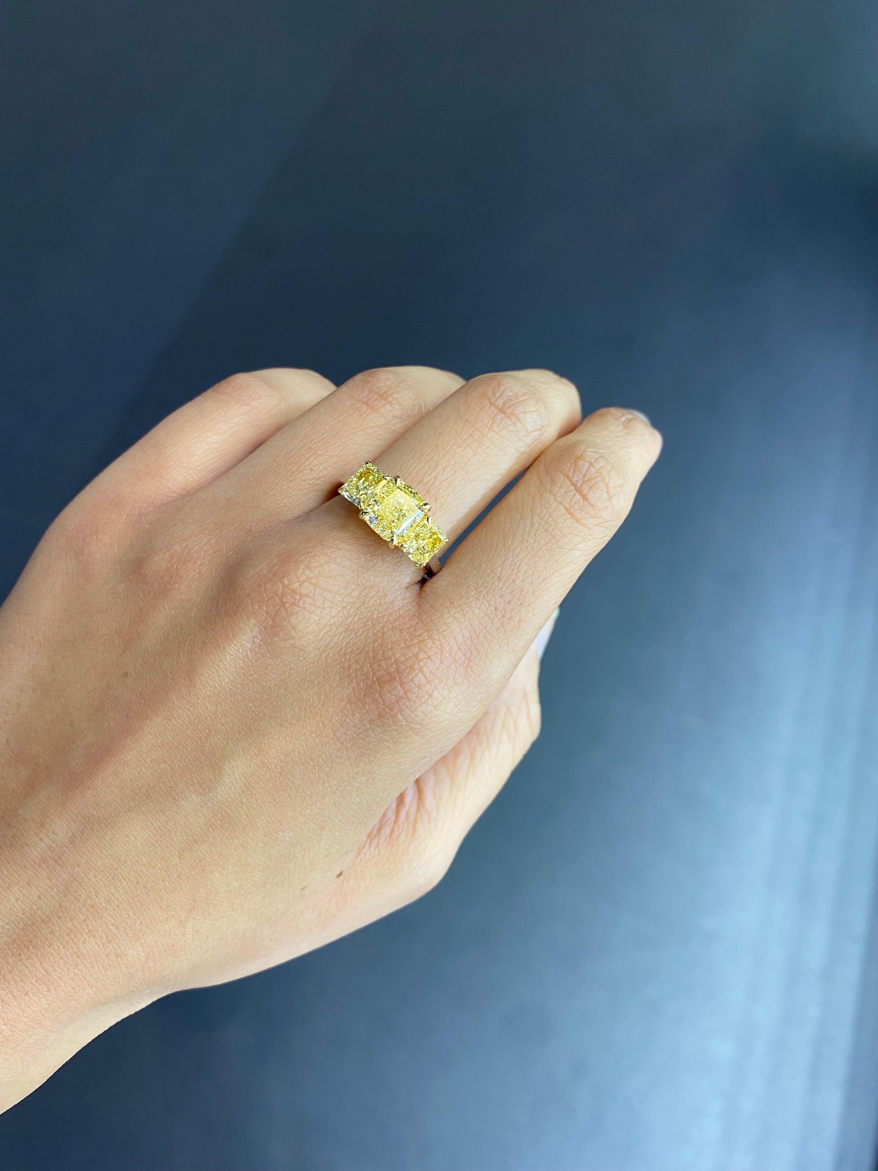 Taille coussin Bague de fiançailles à trois pierres en diamant jaune coussin de 4,51 carats certifié en vente