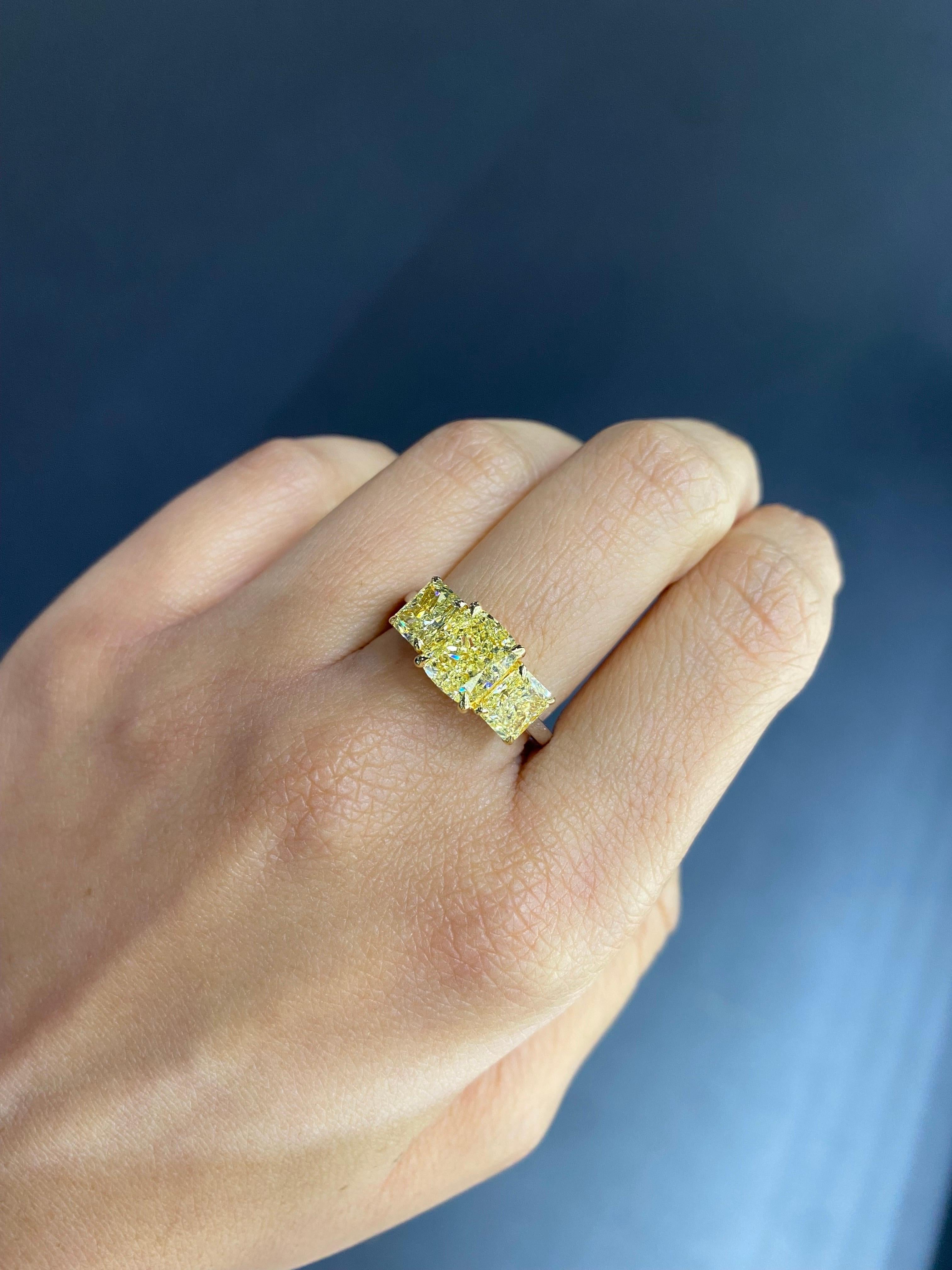 Bague de fiançailles à trois pierres en diamant jaune coussin de 4,51 carats certifié Neuf - En vente à Bangkok, Thailand