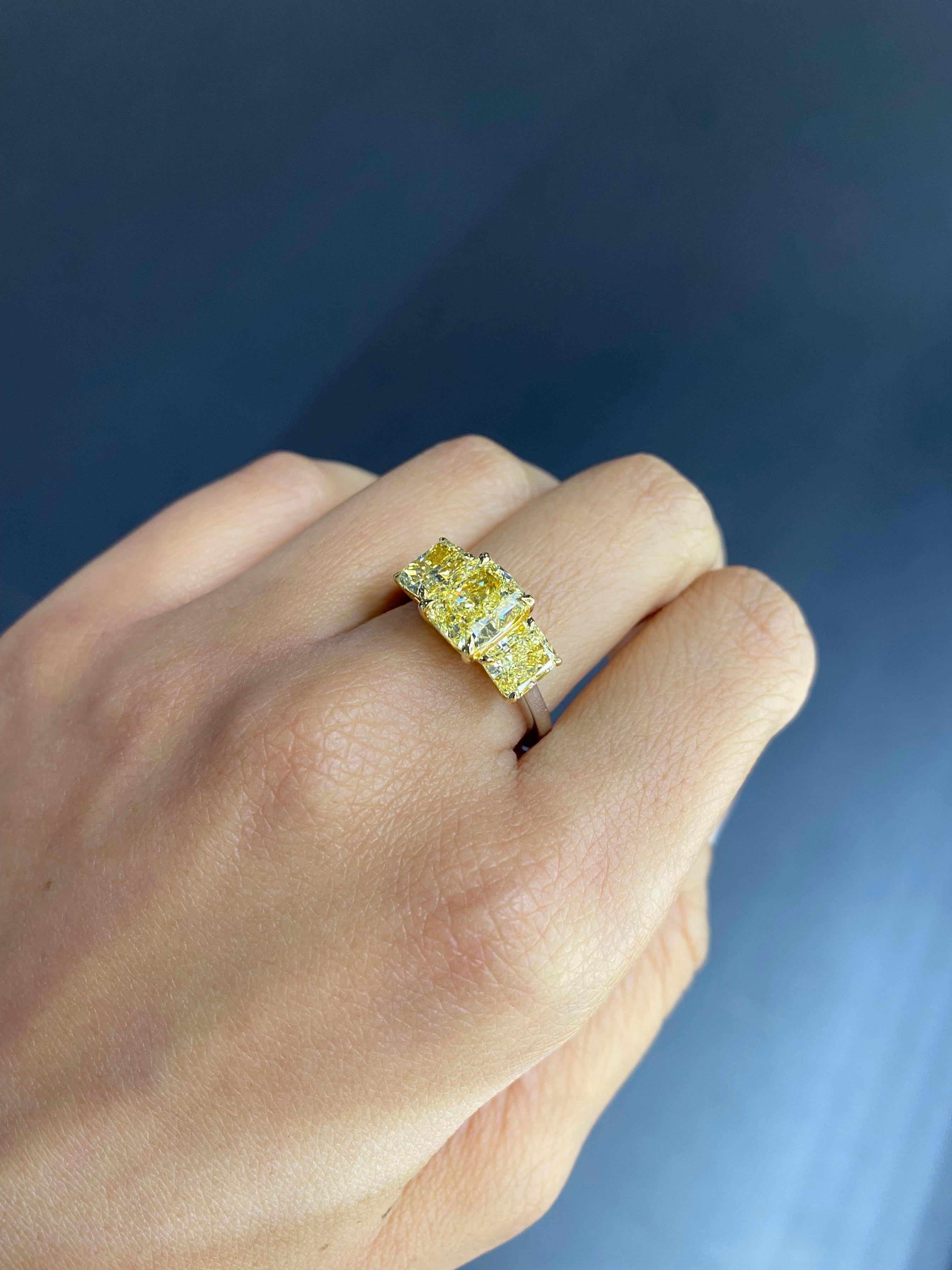 Bague de fiançailles à trois pierres en diamant jaune coussin de 4,51 carats certifié Pour femmes en vente