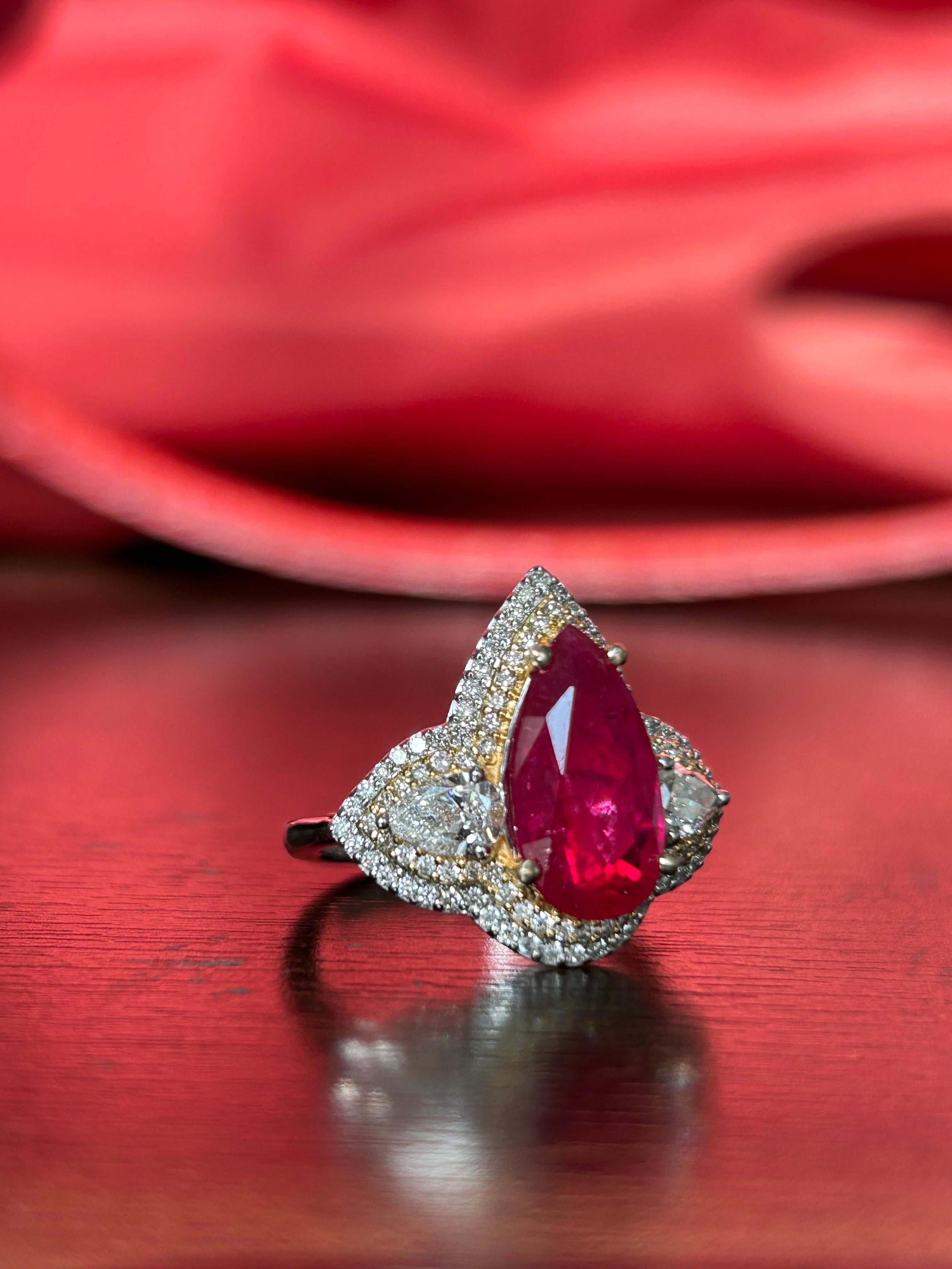 Art déco Bague de fiançailles à trois pierres certifiée 4,56 carats de rubis et de diamants en vente