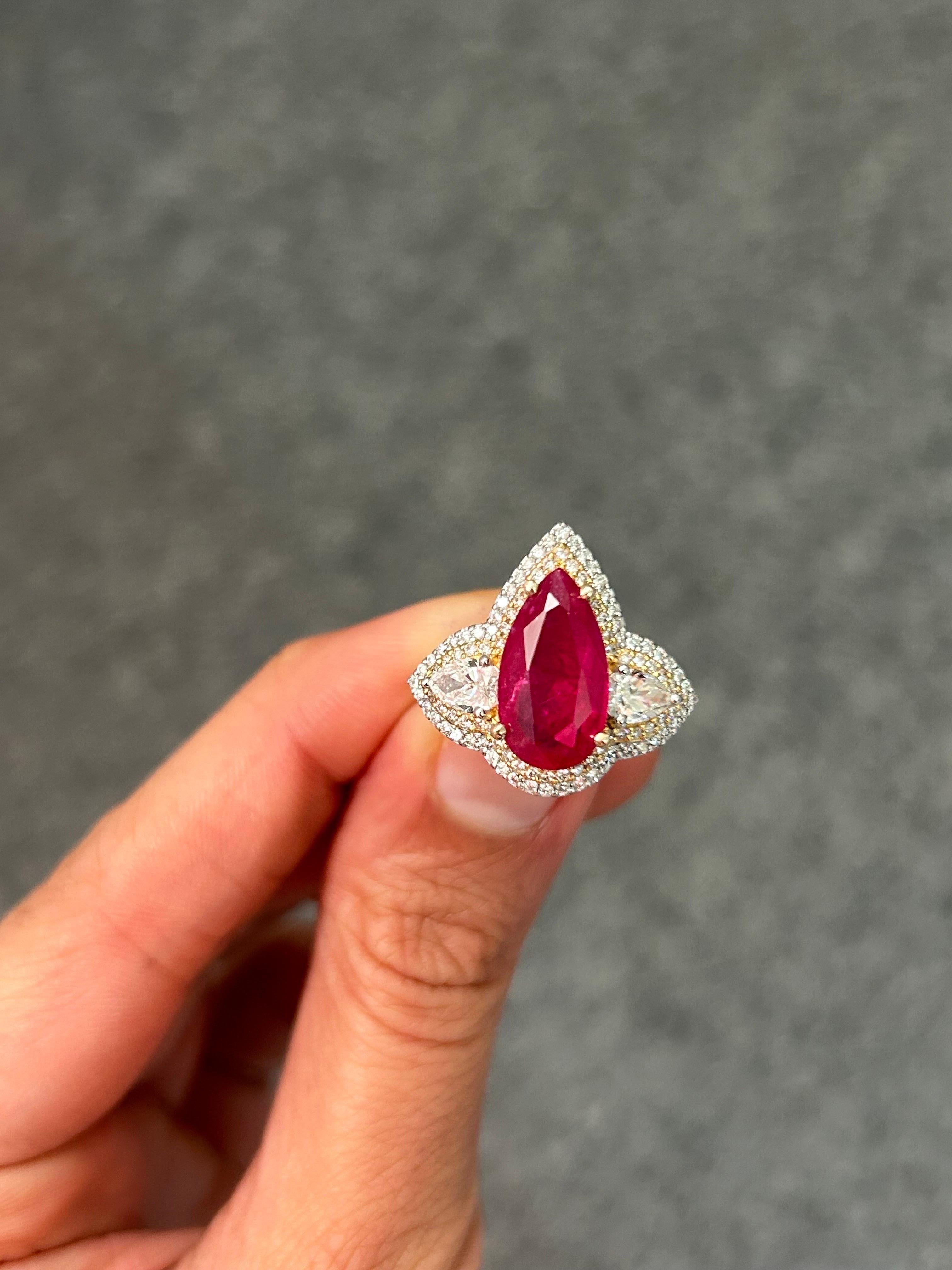Taille poire Bague de fiançailles à trois pierres certifiée 4,56 carats de rubis et de diamants en vente