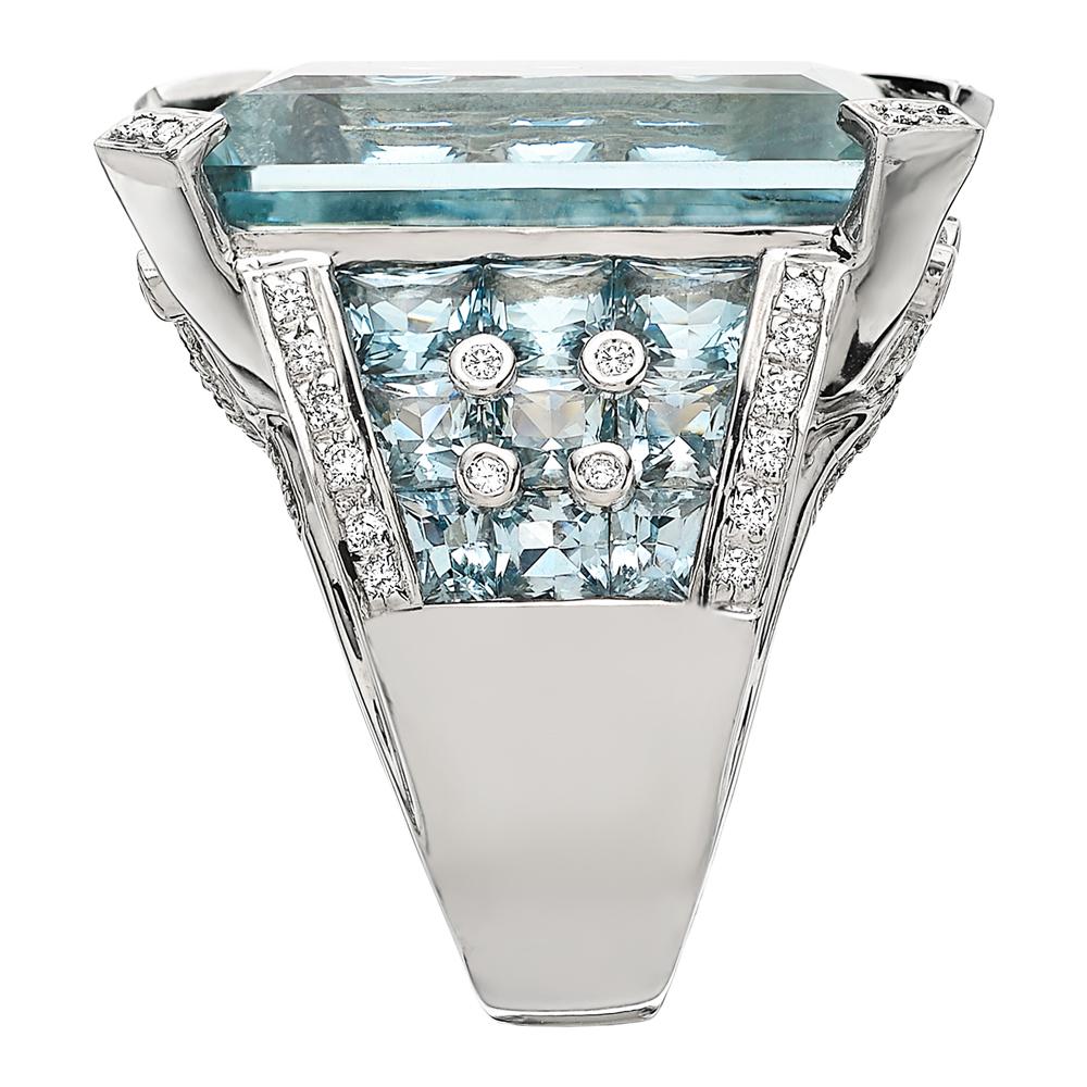 Certified 46 Carat Aquamarine and Diamond Ring Set in 18 Carat White Gold In Excellent Condition In London, GB