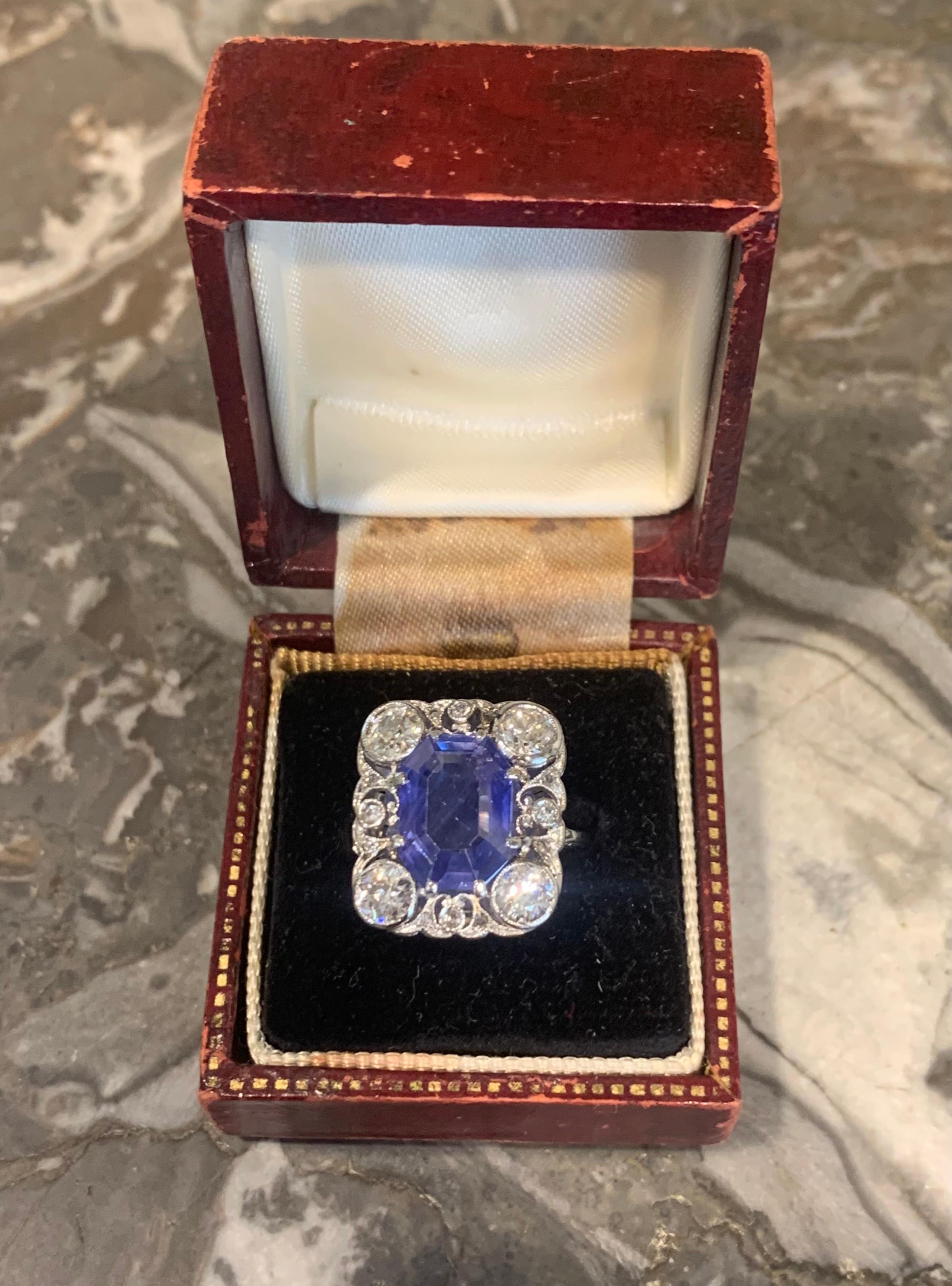 Certified 4.66 Carats Unheated Ceylon Sapphire Diamonds Platinum Ring In Good Condition For Sale In Paris, FR