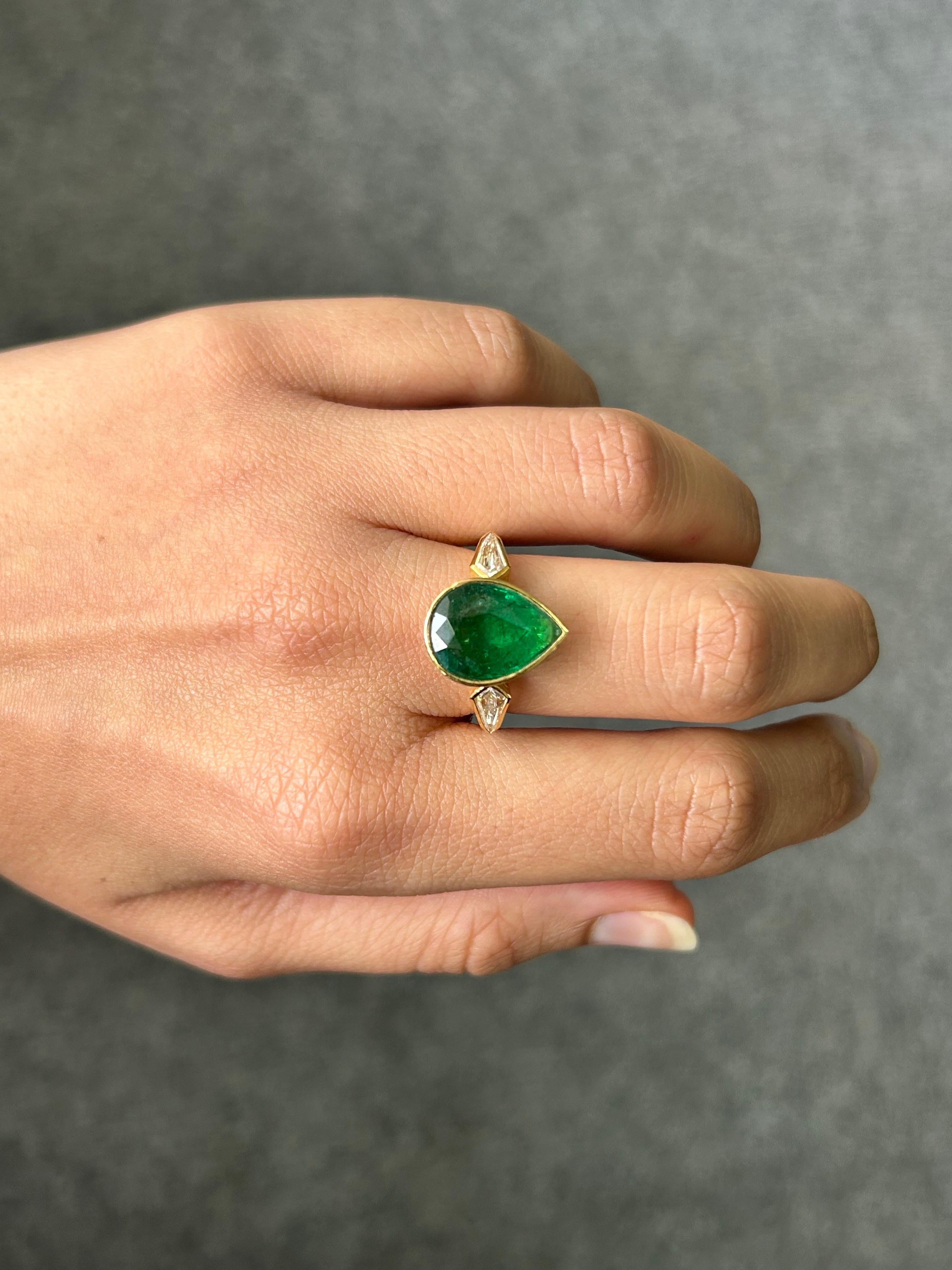 Certified 4.68 Carat Pear Shape Emerald and Diamond Three Stone Ring In New Condition For Sale In Bangkok, Thailand