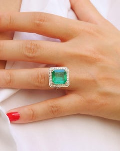 Certified 4.7 ct Colombian emerald diamond ring