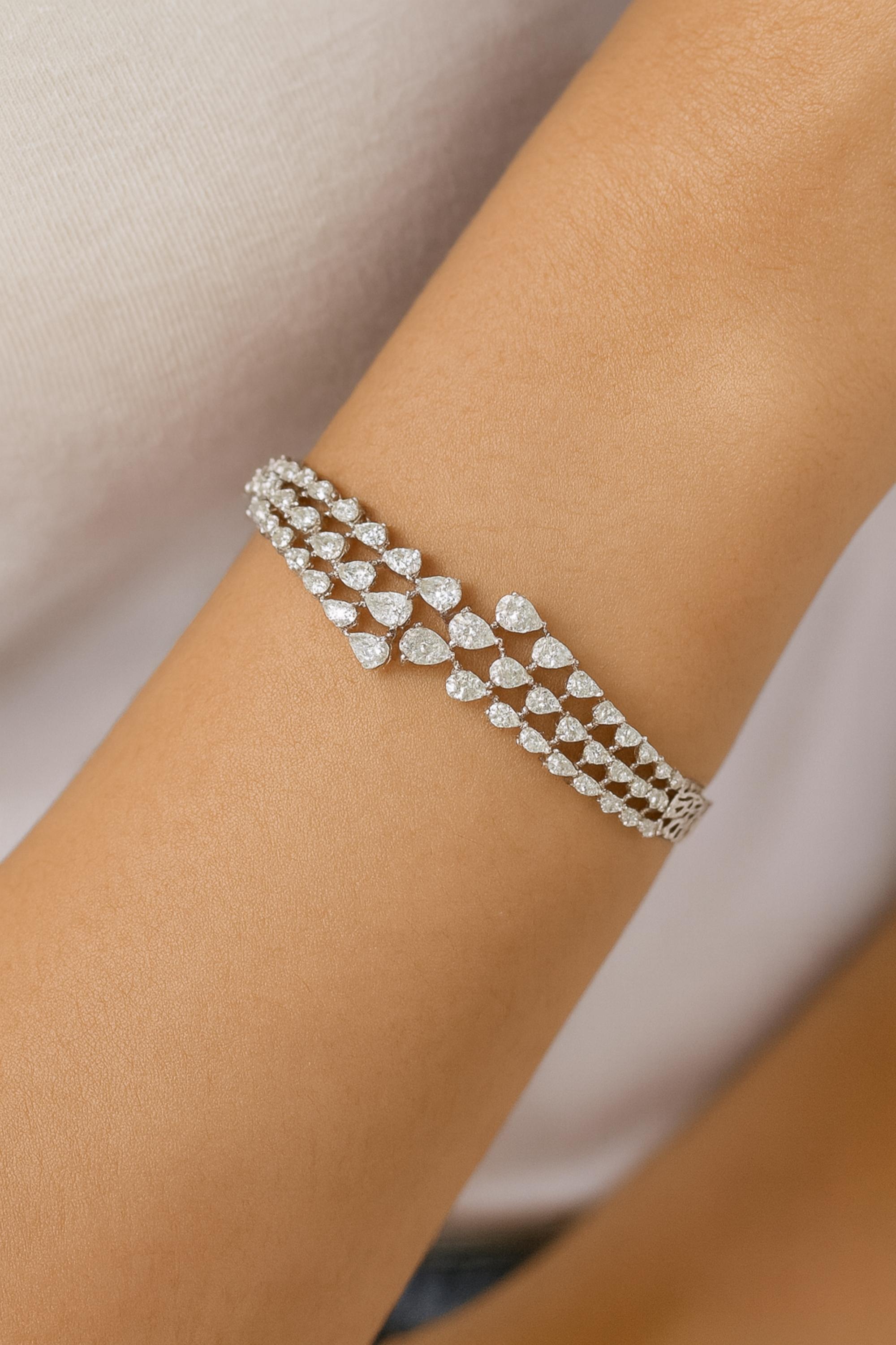 Diese zertifizierte 4,81 Karat SI/H Diamant 14 Karat Weißgold Clamper Armreif Armband verfügt über Birne geschliffenen Diamanten in sechs Reihen machen eine breite Armband für Engagement. 
Diamanten sind ein universelles Symbol für Ewigkeit und