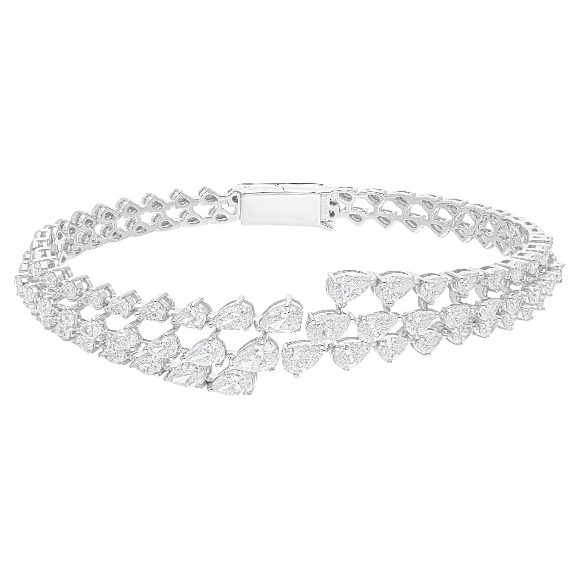 Taille poire Certified 4.81 Carat SI/H Diamond Clamper Bangle Bracelet 18 Karat White Gold en vente
