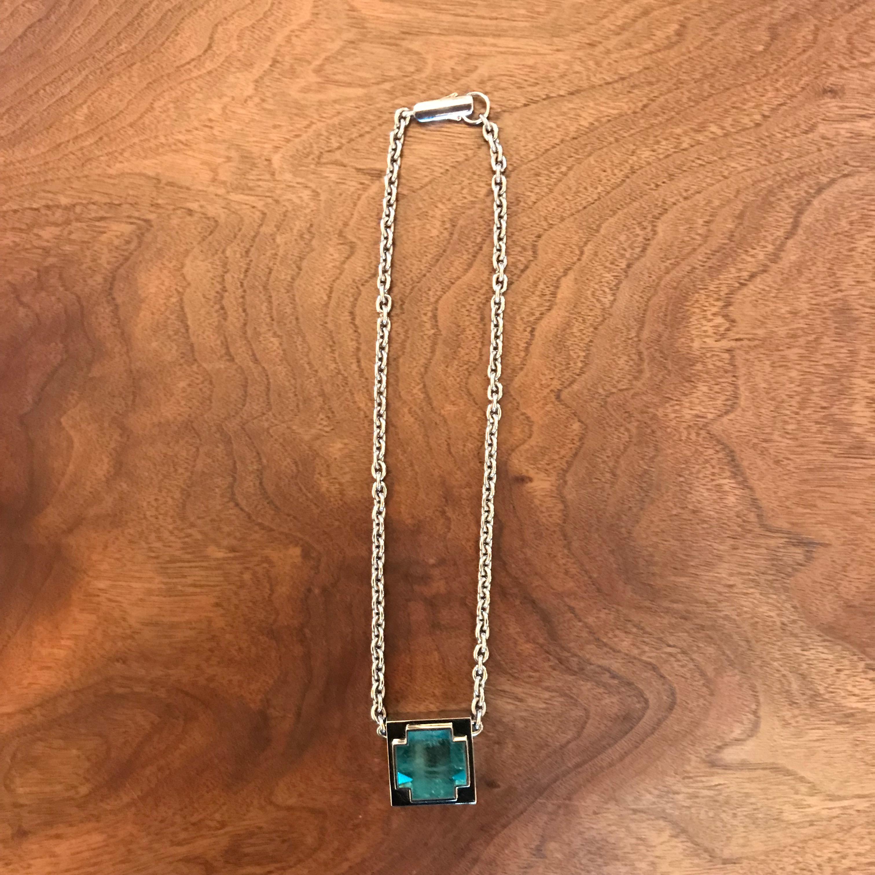 An extraordinary aquamarine 48.66 ct wonderful placed in this beautiful center of a 18 Karat white gold linking chain necklace.
An impressive contemporary piece of jewellery that really makes a statement. 