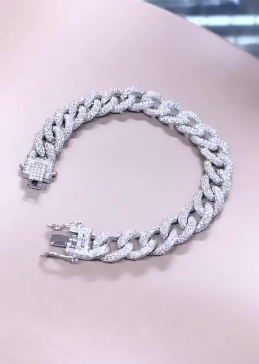 An exquisite groumette bracelet , so elegant and sophisticated , a very chic piece, perfect fo all events and for everyday . Add a touch of charme and grace.
Bracelet come in 18k gold with 708 pieces of Natural Diamonds of 4,90 carats, F- G color,