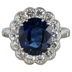 Bague cocktail en platine avec saphir bleu de forme ovale certifié de 5 carats et halo de diamants
