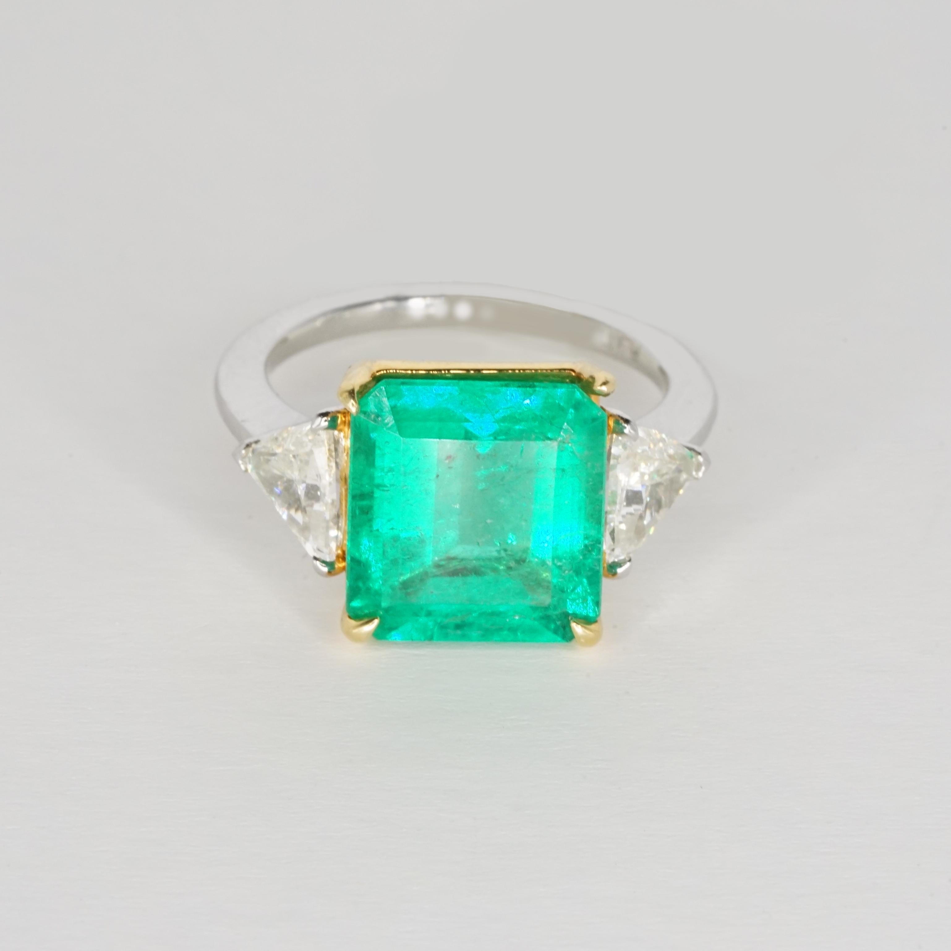This stunning ring features a certified natural emerald in an octagonal cut, whose intense and vibrant green color immediately captures attention. The central stone, of extraordinary beauty, stands out for its transparency and an almost eye-clean