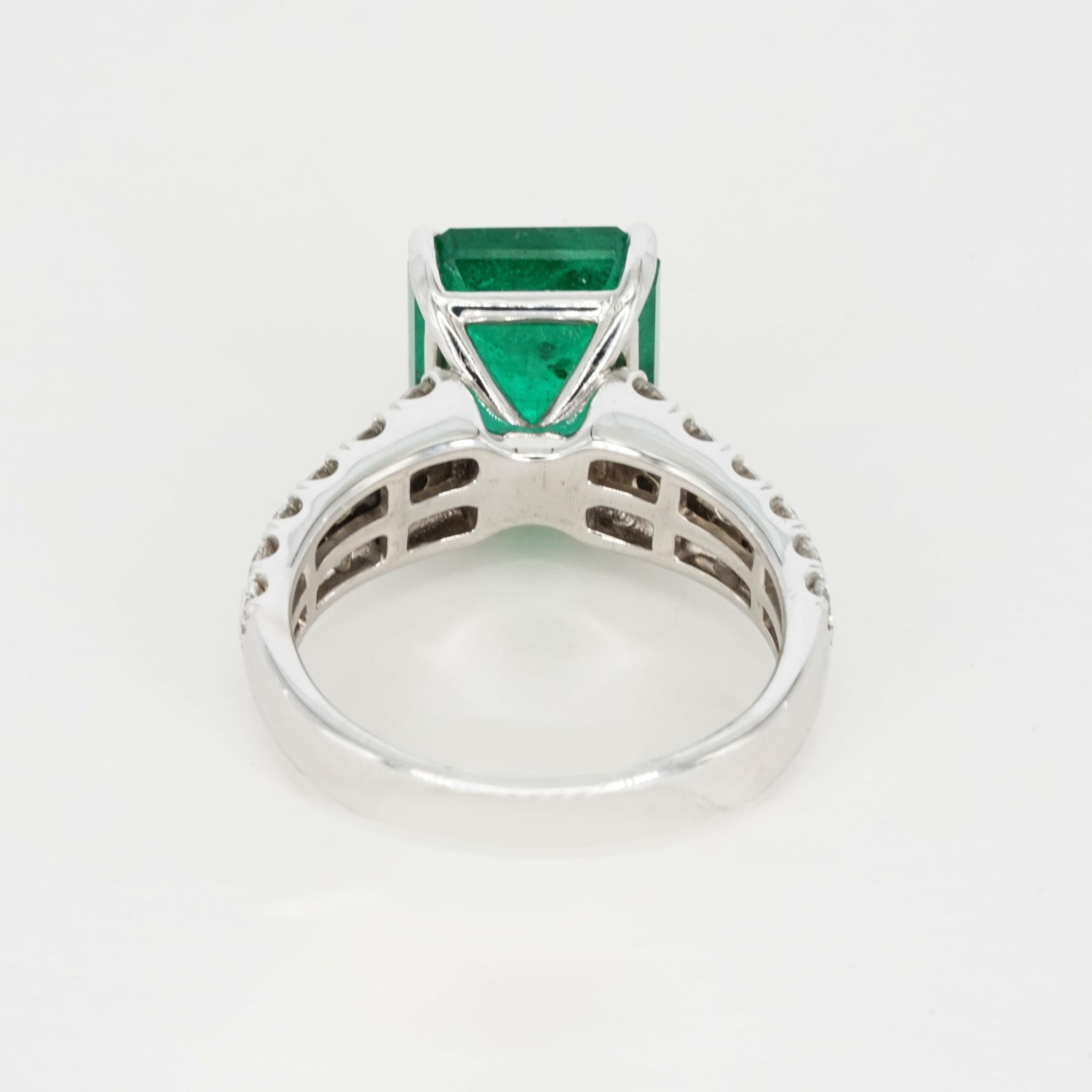 Contemporary Certified 5 Carat Natural Cushion Green Emerald 18k Gold Ring For Sale