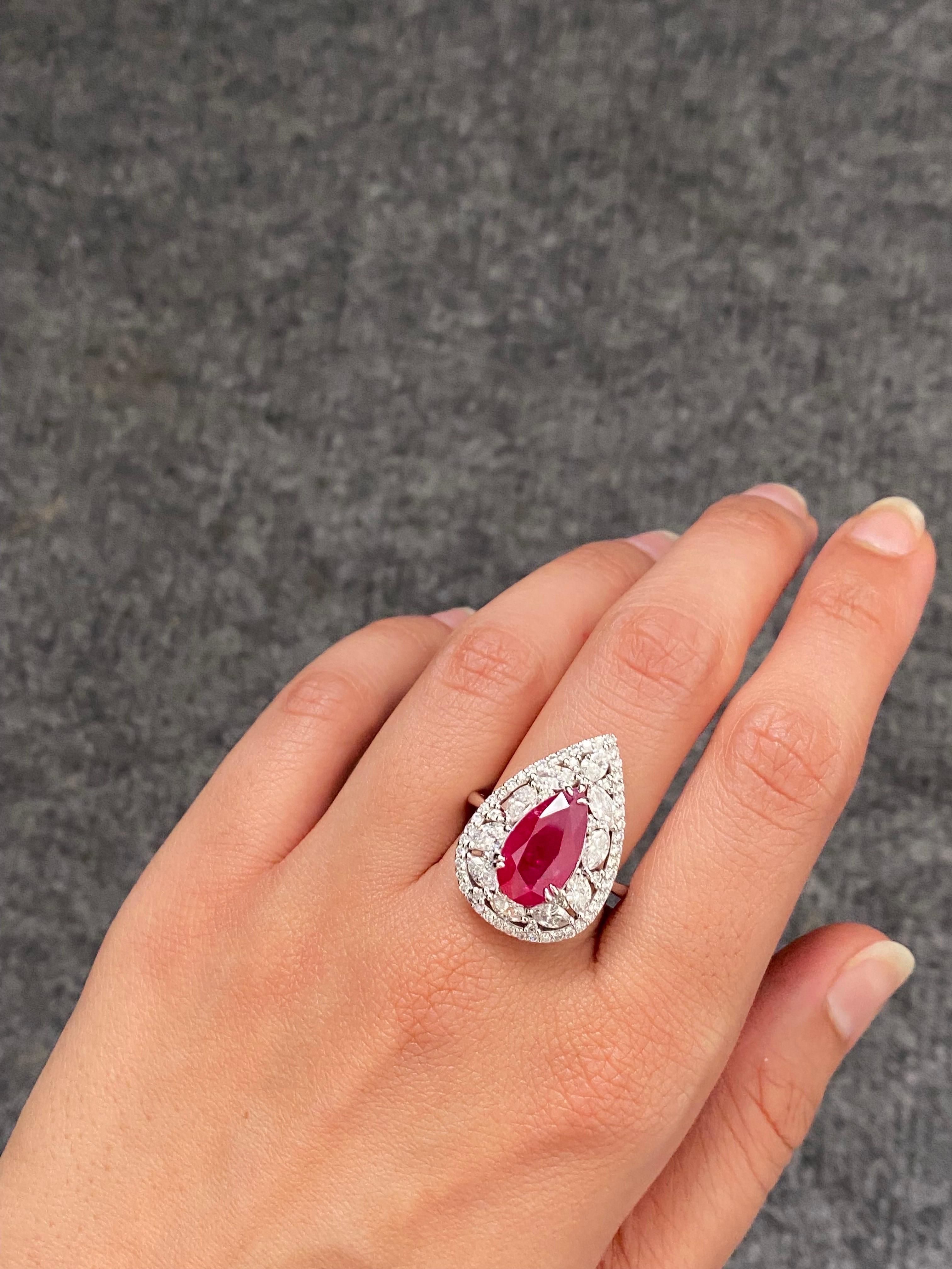 Cocktailring, zertifizierter 5 Karat birnenförmiger Rubin und Diamant (Tropfenschliff) im Angebot