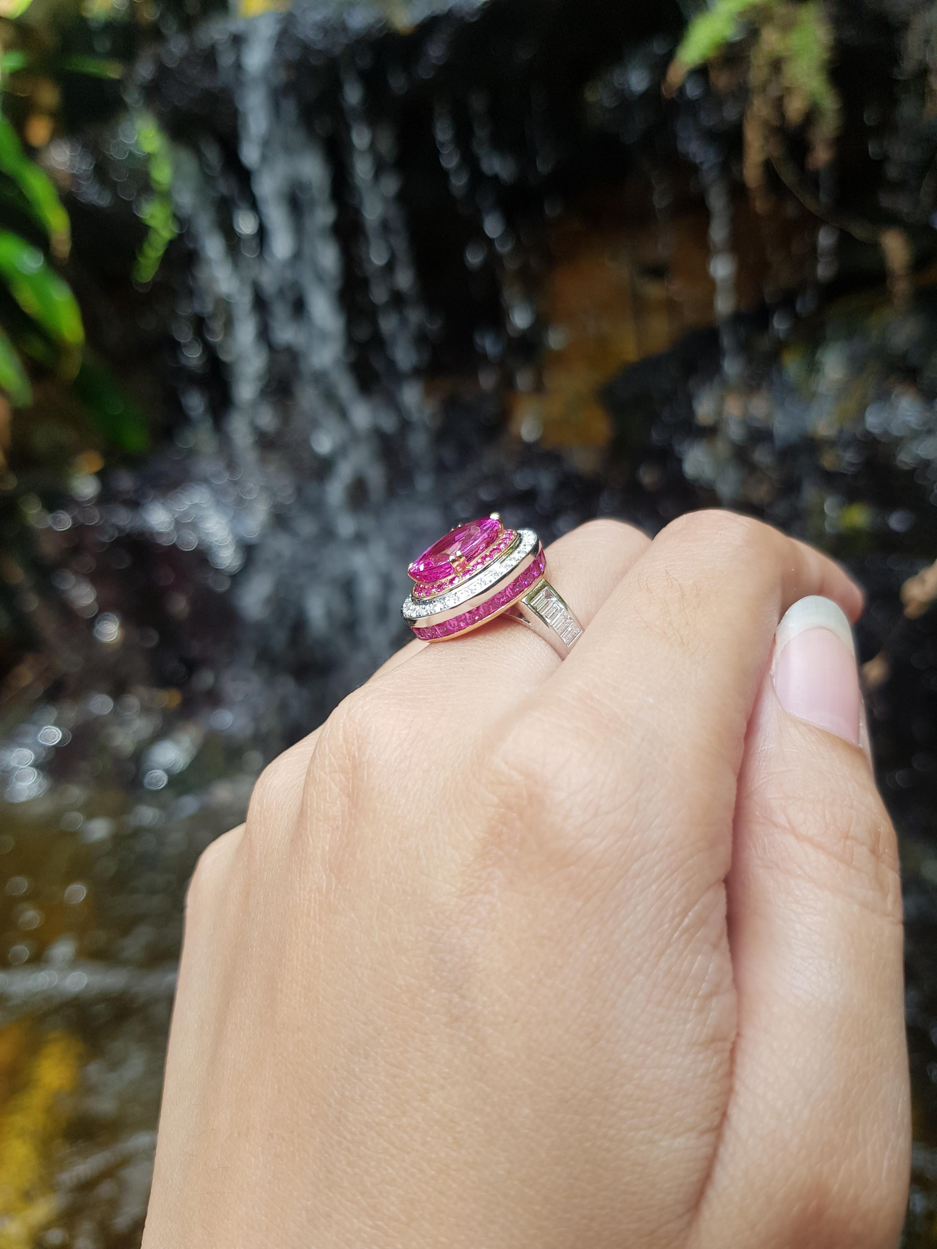 Contemporary Certified 5 Cts Pink Sapphire with Diamond Ring Set in 18 Karat White Gold For Sale