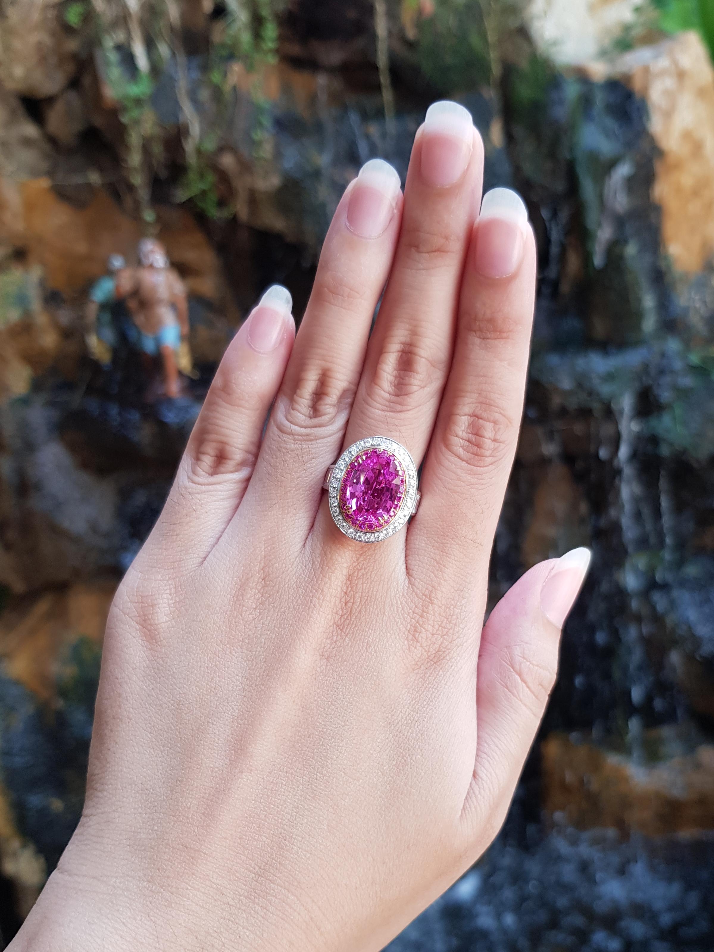 Certified 5 Cts Pink Sapphire with Diamond Ring Set in 18 Karat White Gold In New Condition For Sale In Bangkok, TH