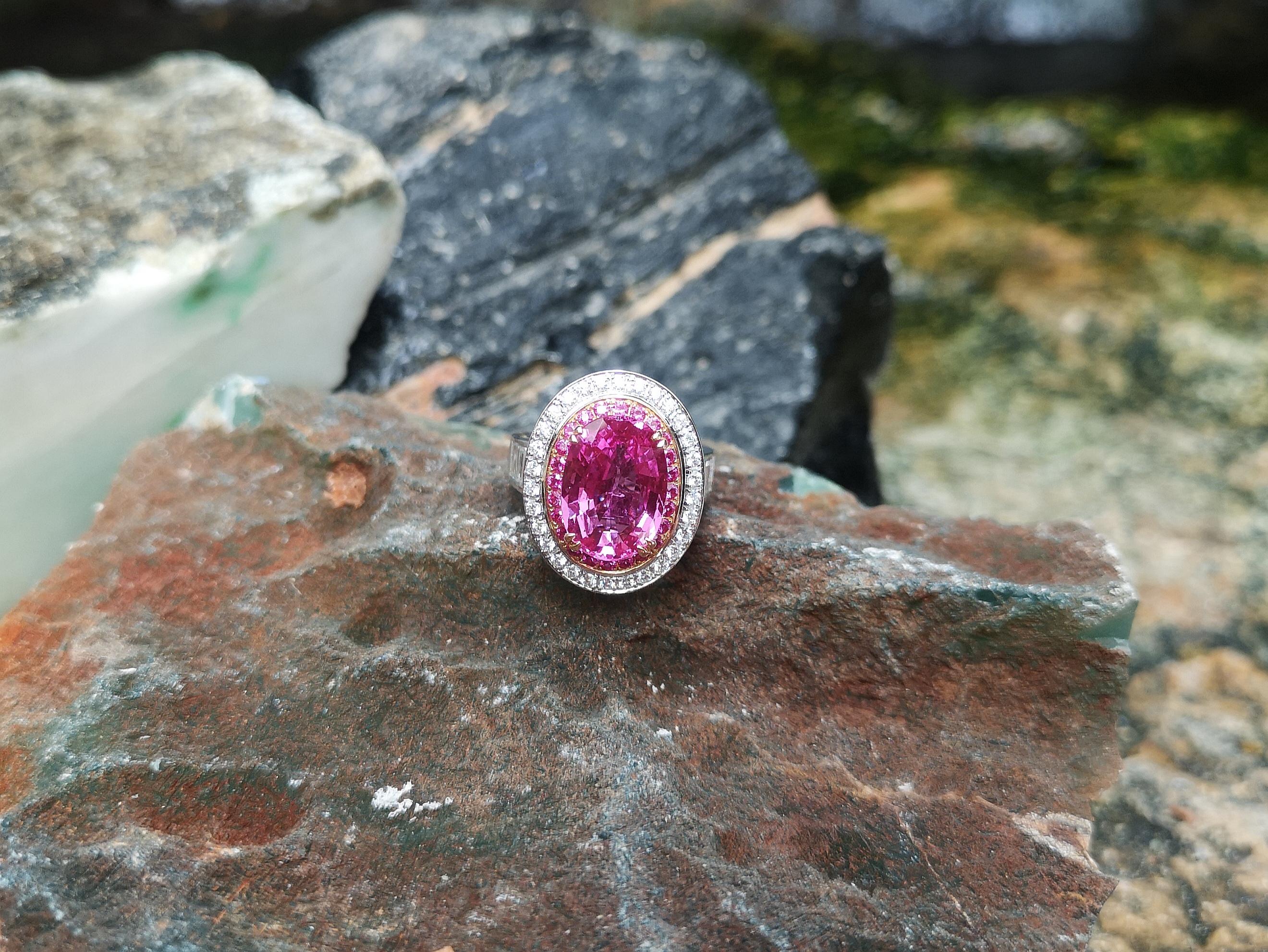 Certified 5 Cts Pink Sapphire with Diamond Ring Set in 18 Karat White Gold For Sale 1