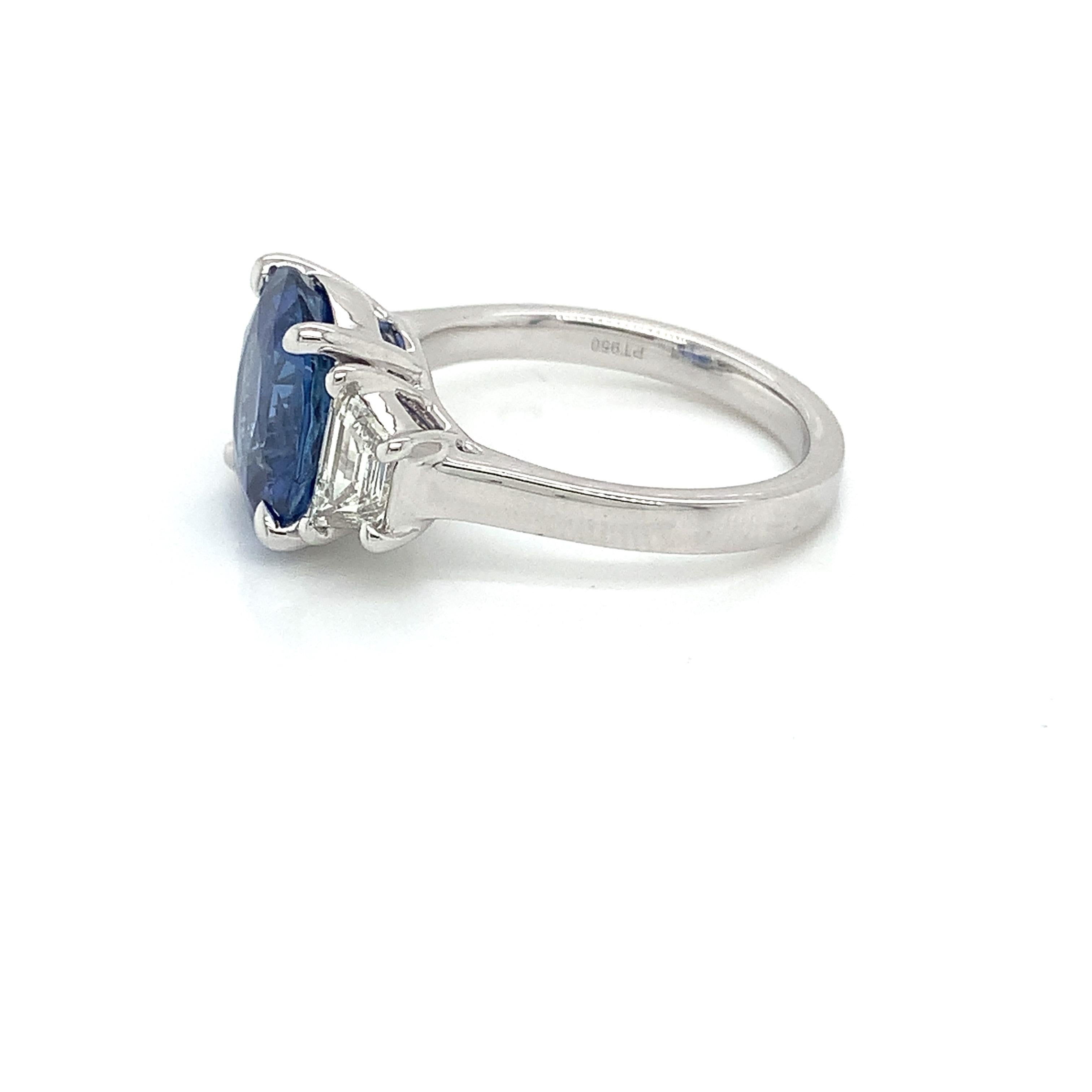 Modern Certified 5.00 Carat Ceylon Sapphire & Diamond Ring in Platinum For Sale