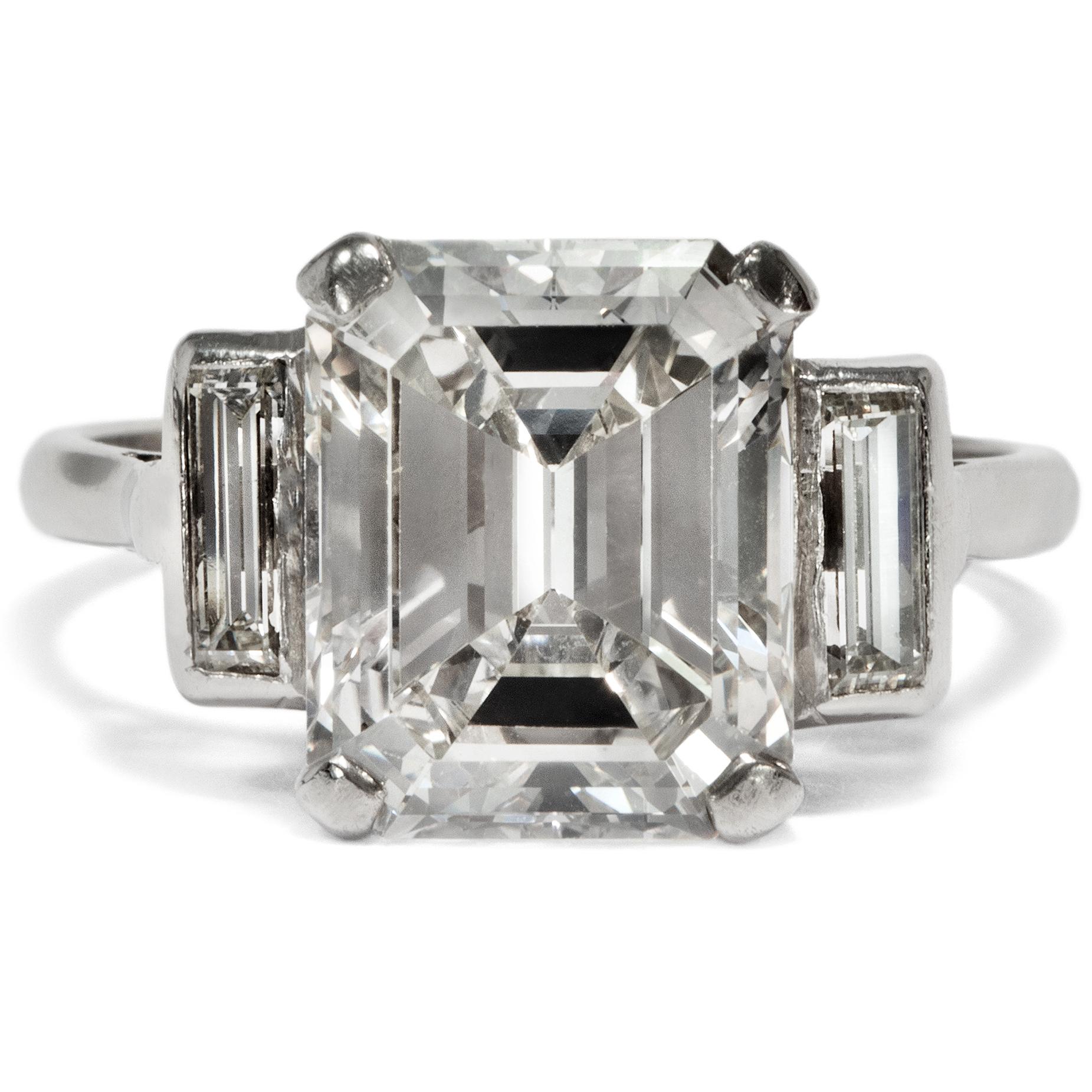 It is rare to find antique engagement rings with diamonds of this size: this ring, made entirely of platinum, holds an emerald-cut diamond of just over 5 carats. The diamond has been graded by a renowned gemological institute as being of Top
