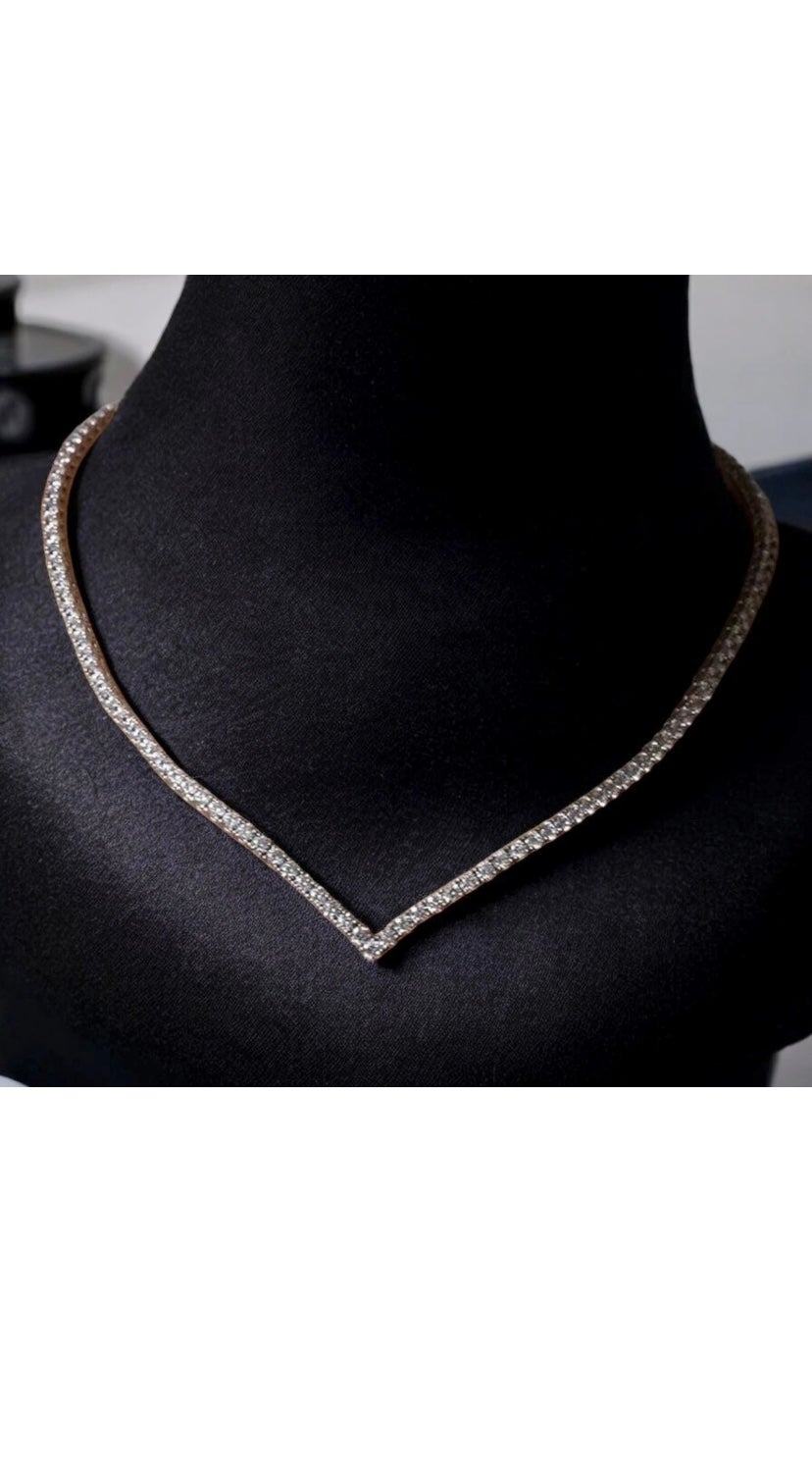 Un'esclusiva collana tennis con diamanti.
Eleva la tua bellezza senza tempo e aggiungi un tocco di classe e raffinatezza al tuo look.
Lo splendido gioiello è realizzato in oro 14k con splendidi diamanti Nature da 5,10 carati, con un perfetto taglio