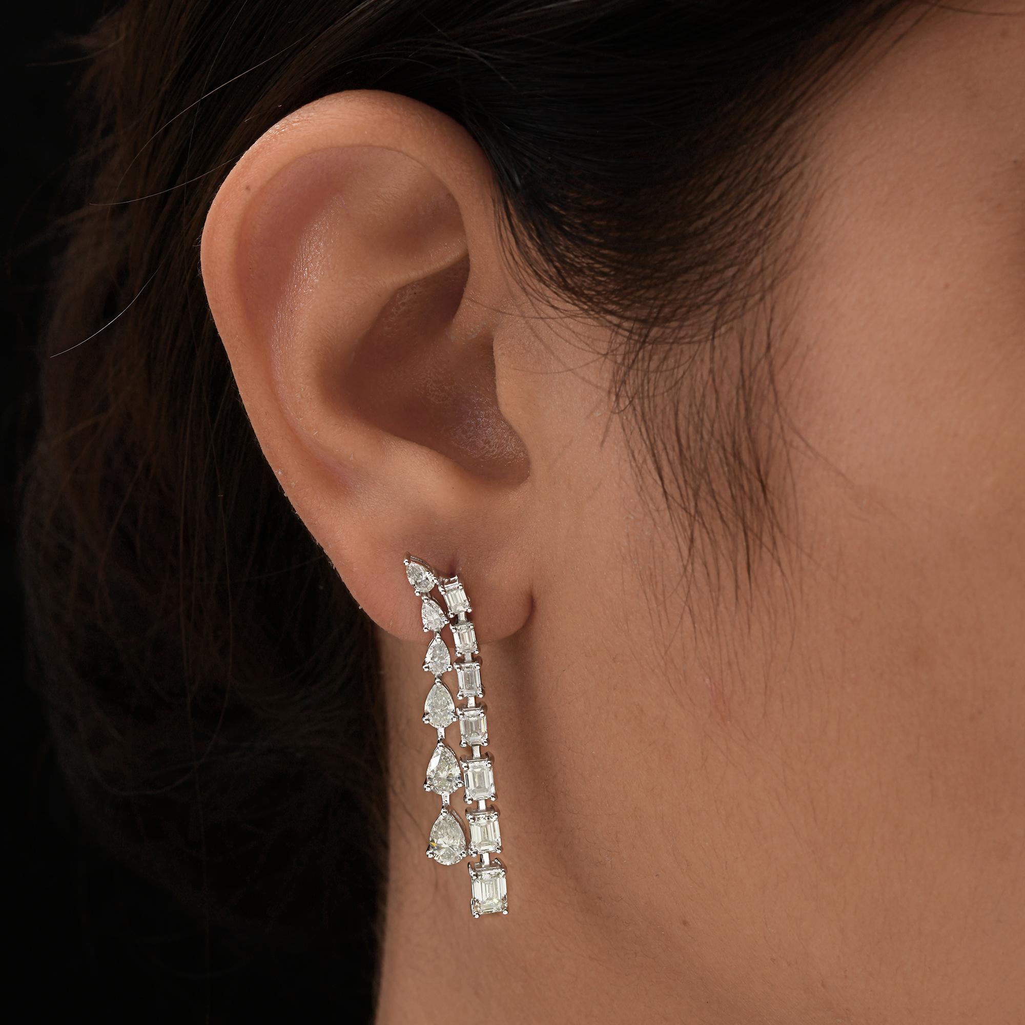 Orecchini a goccia con diamante naturale certificato da 5,10 carati in oro bianco 14K.
Questi orecchini sono caratterizzati da una linea parallela di diamanti con taglio a brillante, uno con forma a pera e l'altro con taglio a smeraldo, che