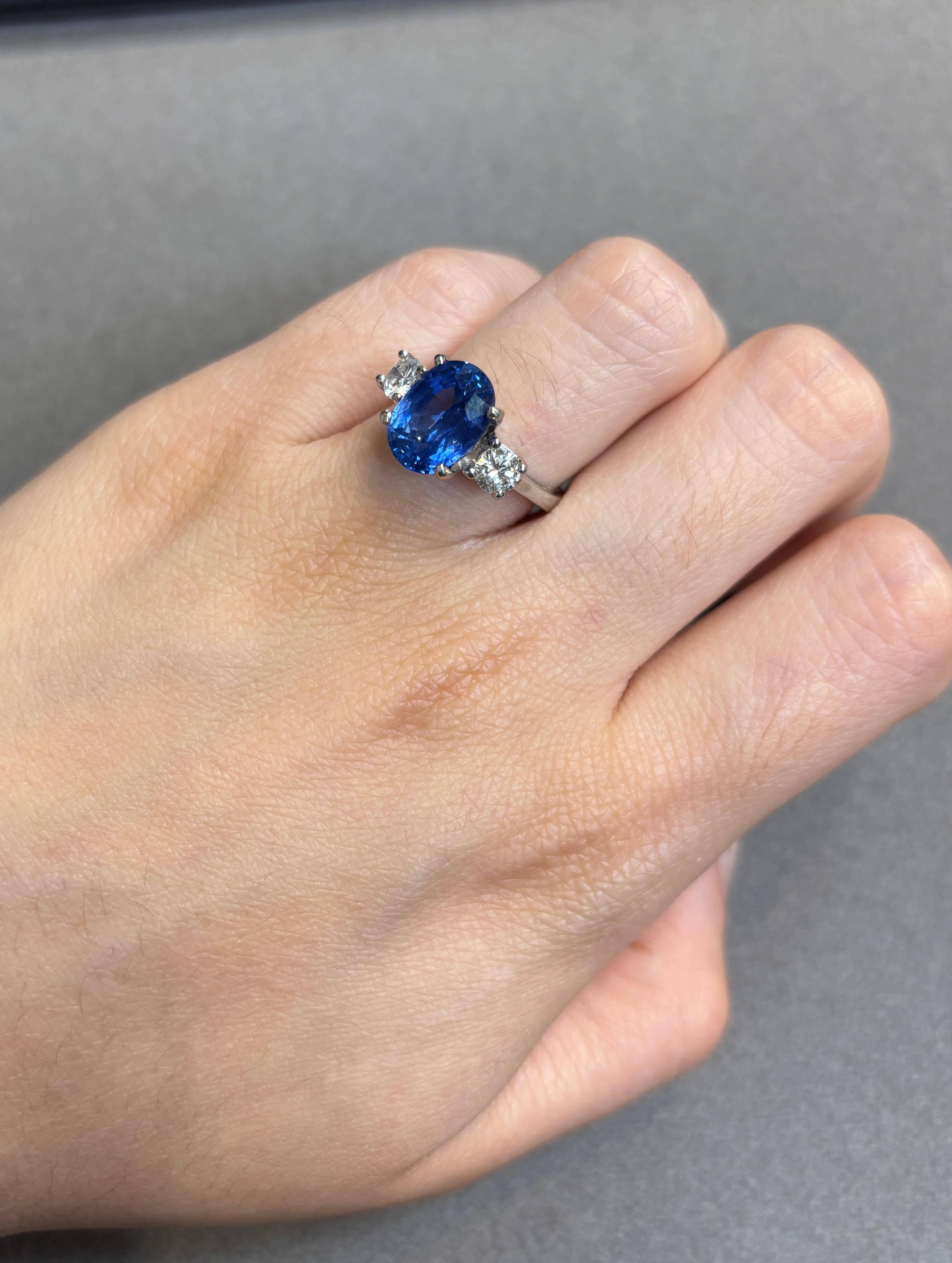 Anello con zaffiro e diamante taglio ovale certificato 5,12

Un anello in platino con al centro uno zaffiro di taglio ovale, affiancato da un diamante di taglio rotondo su ciascun lato. 

Accompagnato da un certificato AGL che attesta che lo zaffiro