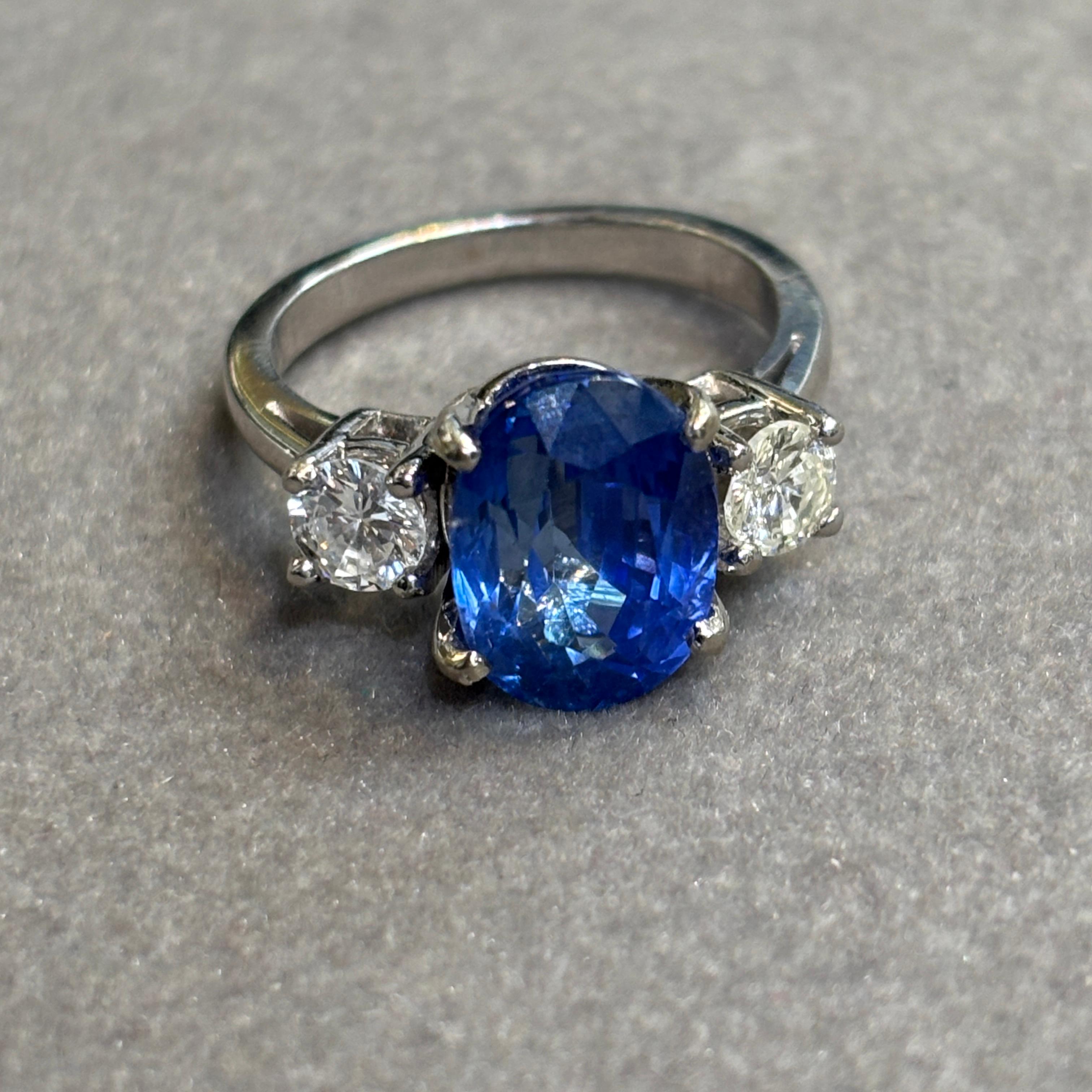 Donna Anello con zaffiro e diamante taglio ovale certificato 5,12 in vendita